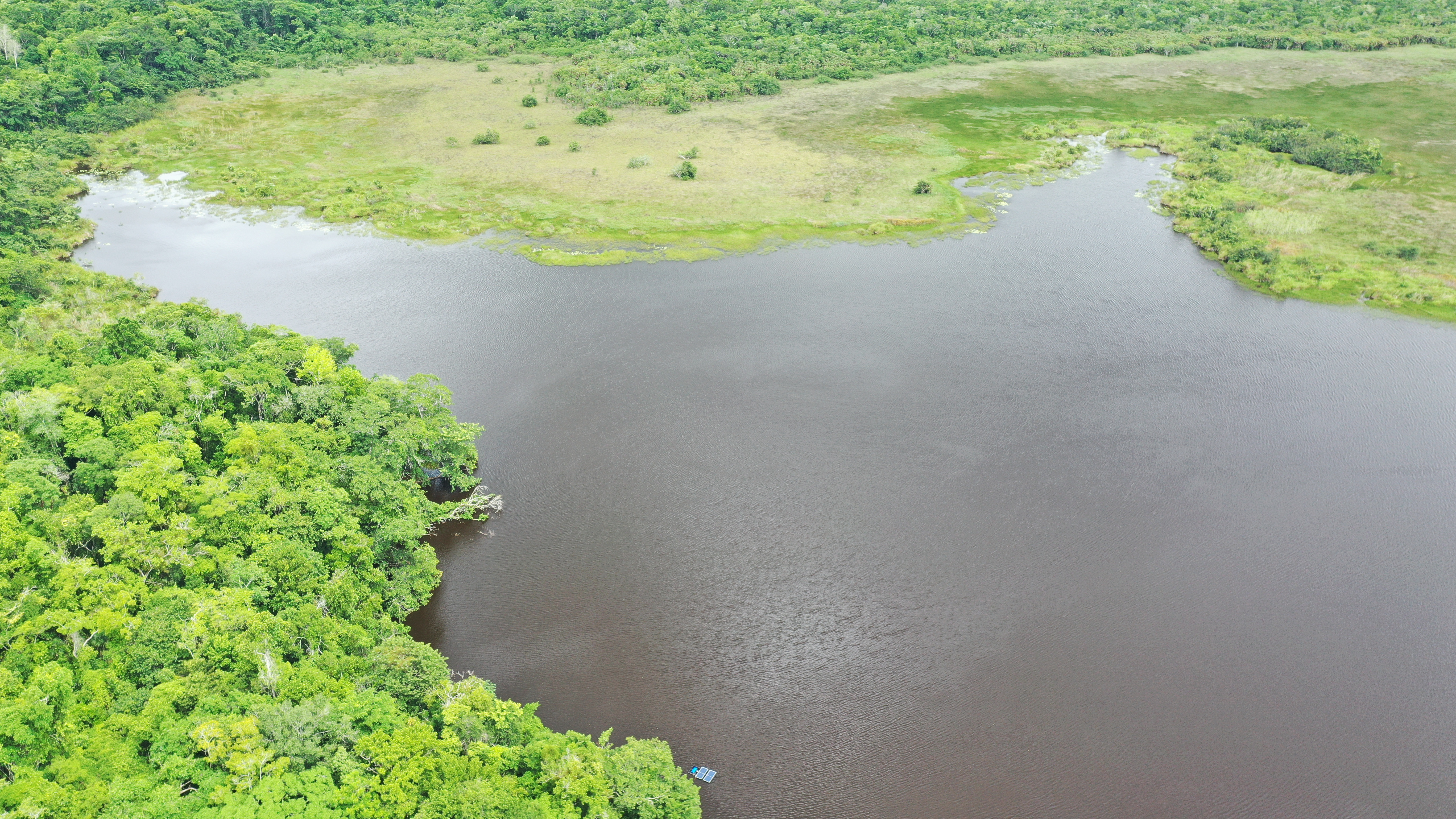 La ubicación de La Laguna Yaloch se encuentra en el departamento de Petén y en el municipio de Melchor de Mencos, se sitúa dentro de la Reserva de la Biosfera Maya. La rodea selva, y es hábitat de reptiles, dentro del lugar se puede apreciar la ciudad maya que la envuelven montañas con clima tropical.
Laguna de Yaloch, se encuentra ubicada a 39 kilómetros de la cabecera principal de Melchor en tiempo de verano es fácil el acceso en transporte liviano. En época de invierno, se recomiendo utilizar vehículos de doble tracción por la temporada de lluvia que tiende a afectar los suelos de la selva.

Foto: BYRON RIVERA 
25/07/2024