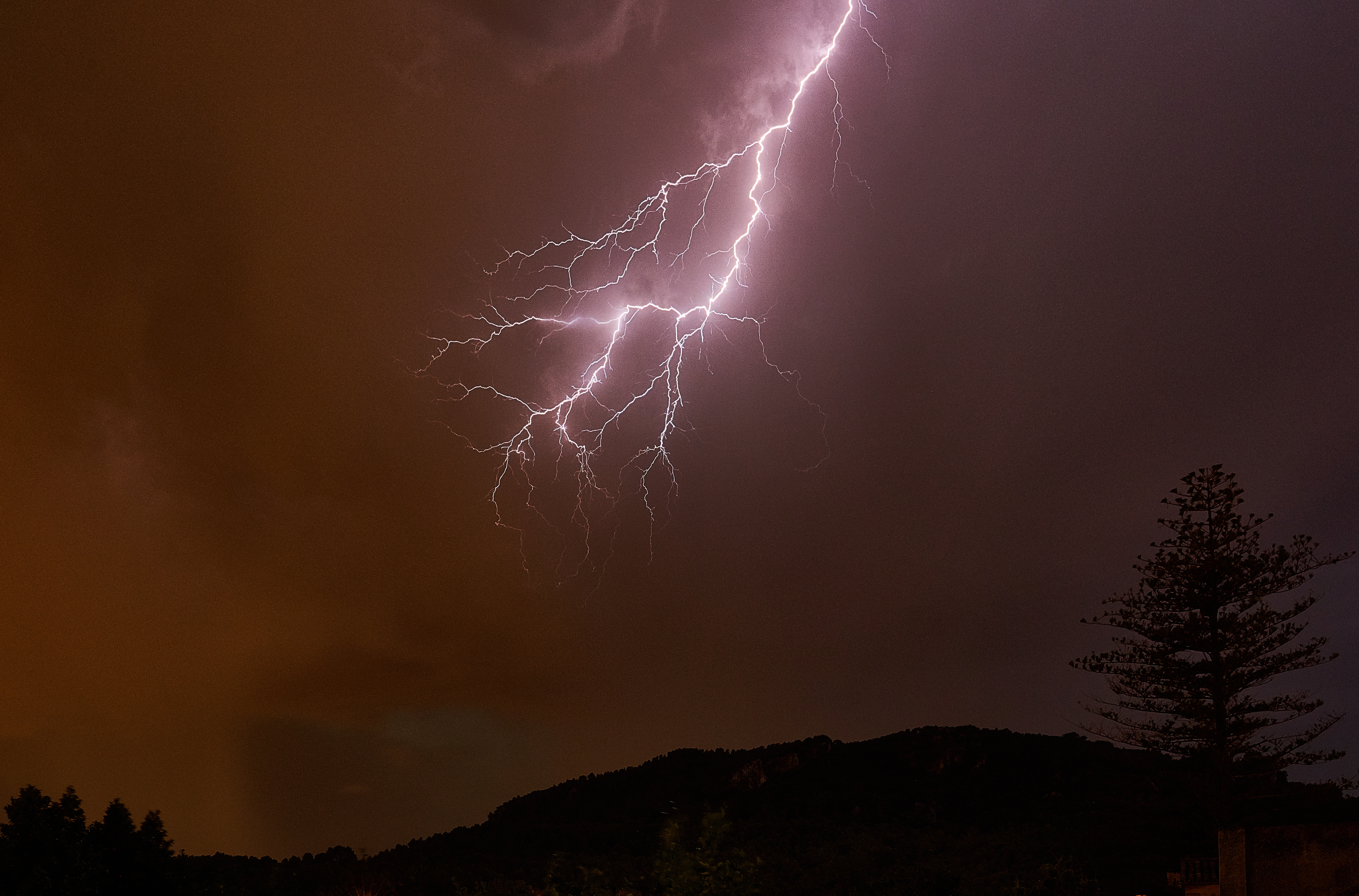 Durante las tormentas eléctricas, existe gran presencia de rayos y truenos. (Foto Prensa Libre: Freepik)