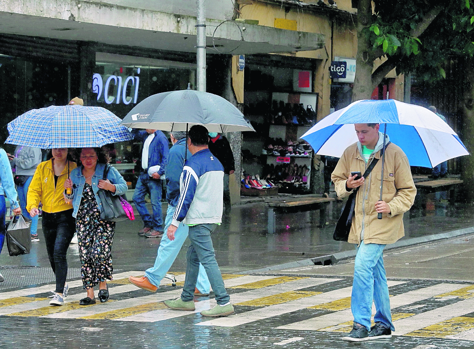 Personas se cubren de la lluvia que cae en el centro histórico de la ciudad. 



Fotografía Esbin Garcia 31--10-23