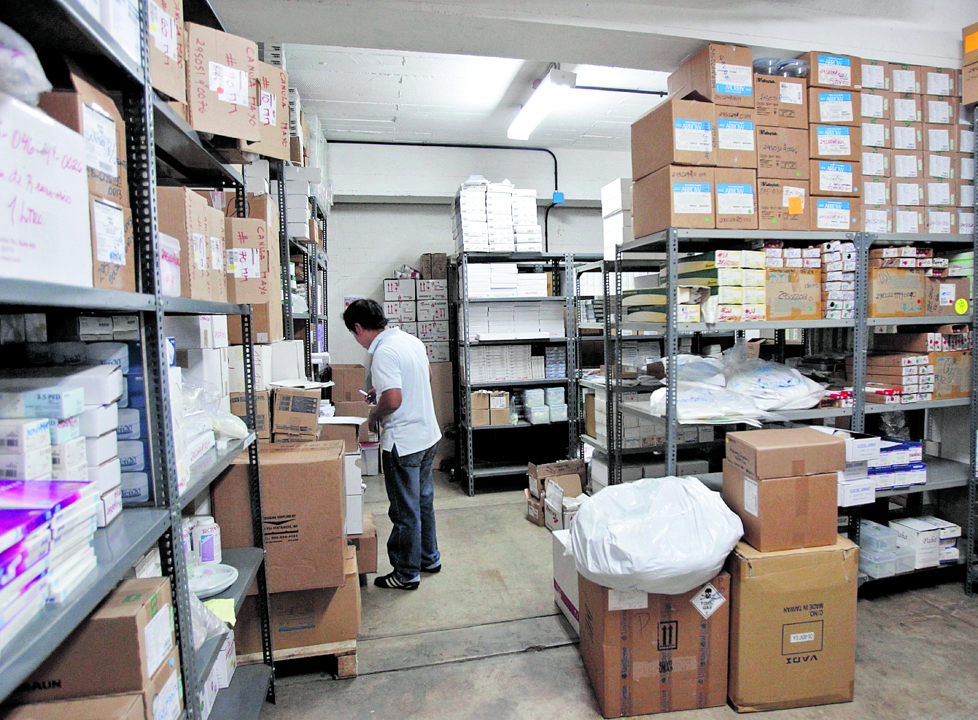 Las bodegas  de la Farmacia  del Hospital Roosevelt, es una de las primeras en recibir  el  ingreso de  medicina para la atención del los pacientes   en la imagen se observa las bodegas del hospital, con las cajas de los medicamentos  Fotografía Erick Avila