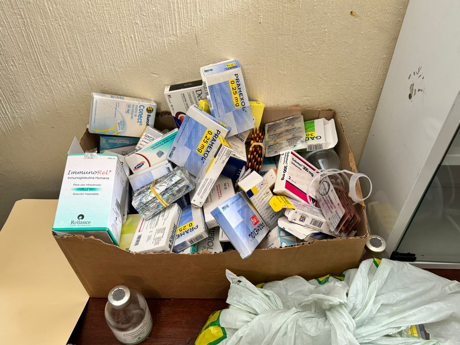 Parte de la medicina que fue localizada en locker de personal de Enfermería del Hospital San Juan de Dios. (Foto Prensa Libre: Contraloría General de Cuentas)