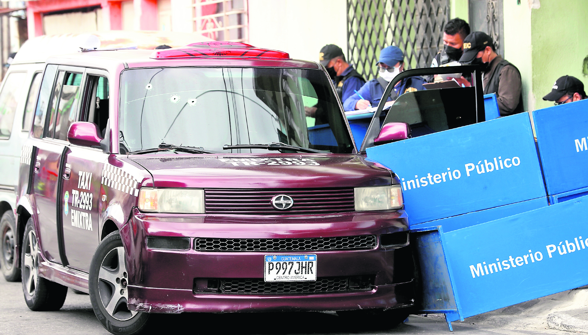 En la 13 avenida y 4 calle Colonia La Florida zona 19 matan a taxista por no pagar extorsión, El conductor del taxi fallecido fue identificado como Oscar Humberto Gutiérrez Sandoval de 55 años. Fotografía. Erick Avila:             08/02/2022