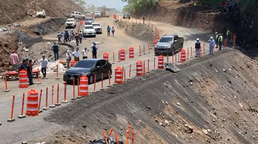 Paso habilitado 20 minutos por lado en km 44 autopista Palín-Escuintla. (Foto Prensa Libre: Enrique Paredes)