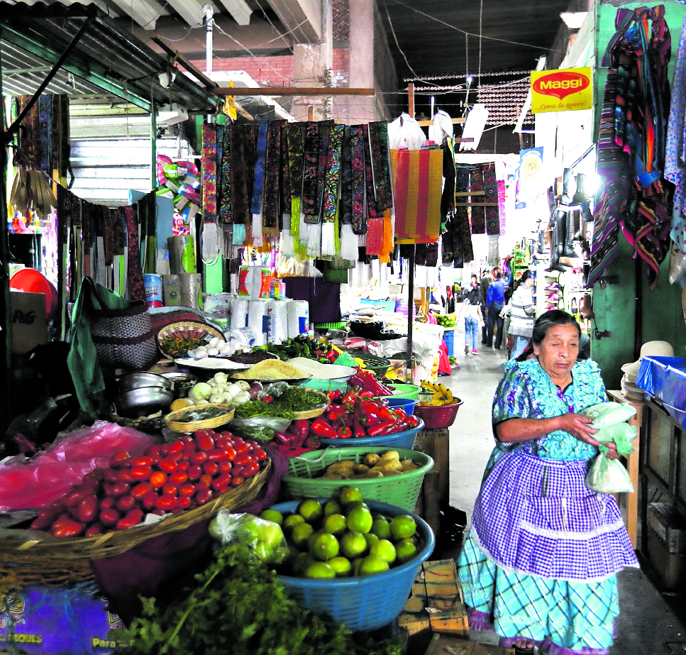 Cansados de la delincuencia los comerciantes de los mercados La Democracia y centro comercial de la zona 1, piden acciones inmediatas para evitar que aumenten los hechos delictivos que afectan el patrimonio y ponen en riesgo su integridad física.

Los vendedores indican que en dos ocasiones se reunieron con el gobernador Julio Quemé, sin embargo, pese a que se les prometió constantes patrullajes de los agentes de la Policía Nacional Civil no han cumplido.

Asaltos a vendedores y compradores, saqueos a comercios, aumentos de personas indigentes durmiendo en las esquinas de los mercados y acumulación de basura, son algunos de los principales problemas en mercados.

Carlos Coyoy, vendedor del mercado La Democracia, refirió que urge que llegue a Xela una unidad de la Policía de Mercados (Polimerc), por el aumento de la delincuencia.

 “Estamos preocupados porque es nuestro lugar de trabajo, y a este lugar vienen muchas personas a adquirir sus productos, porque los precios son mejores y así cooperamos con la economía familiar; sin embargo, si hay inseguridad afecta a todos”, indicó Coyoy.

Otros arrendatarios indicaron que los agentes de la PNC solo llegaron unos días y después se ausentaron, por eso exigen respuesta inmediata y que tomen con responsabilidad su función.