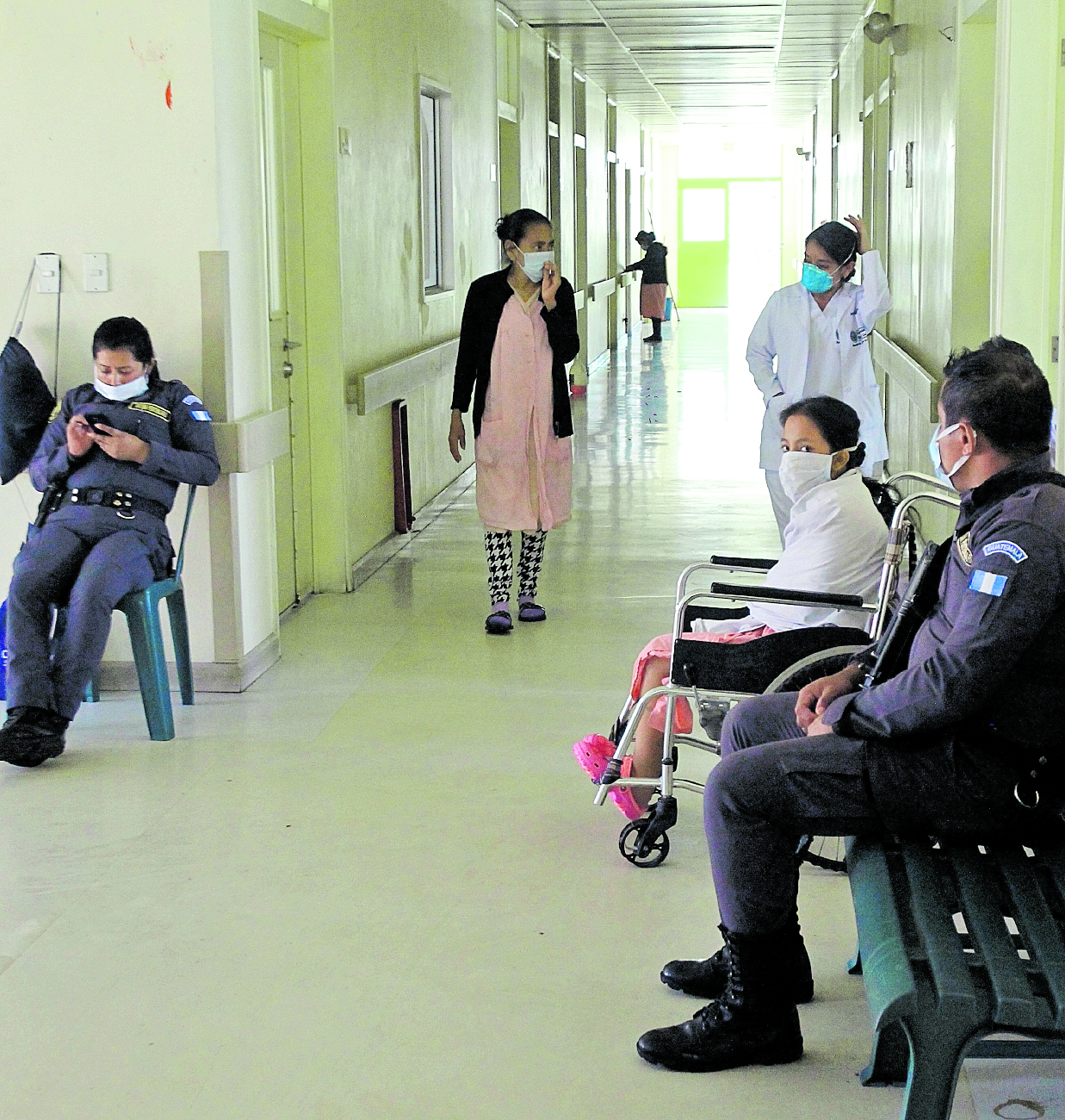 Dos guardias del sistema penitenciario permanecen en el hospital resguardando a un privado de libertad.

En el hospital San Vicente donde se atienden pacientes que padecen de Tuberculosis, se tiene planificado la construcción de un edificio para la atención de privados de libertad según informó el sindicato. En un área del terreno del hospital se planifica la construcción y ocupación de algunos de los edificios que serán destinados para dicho propósito. Las instalaciones no cuentan con la seguridad perimetral y los muros colindan con una guardería de niños y otra unidad de salud pública donde el personal y pacientes correrían el riesgo si ocurre un percance como el ocurrido en el hospital Roosevelt.

El hospital San Vicente esta ubicado en la 11 avenida "A" 12-30 colonia La Verbena zona 7 de la ciudad de Guatemala.


FOTO: Álvaro Interiano.    07/09/2017