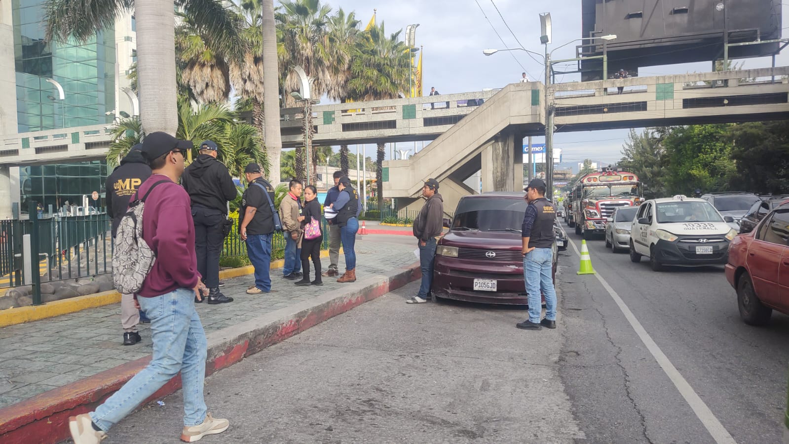 Taxis piratas son inspeccionados por investigadores este 9 de agosto en la capital. (Foto Prensa Libre: MP)