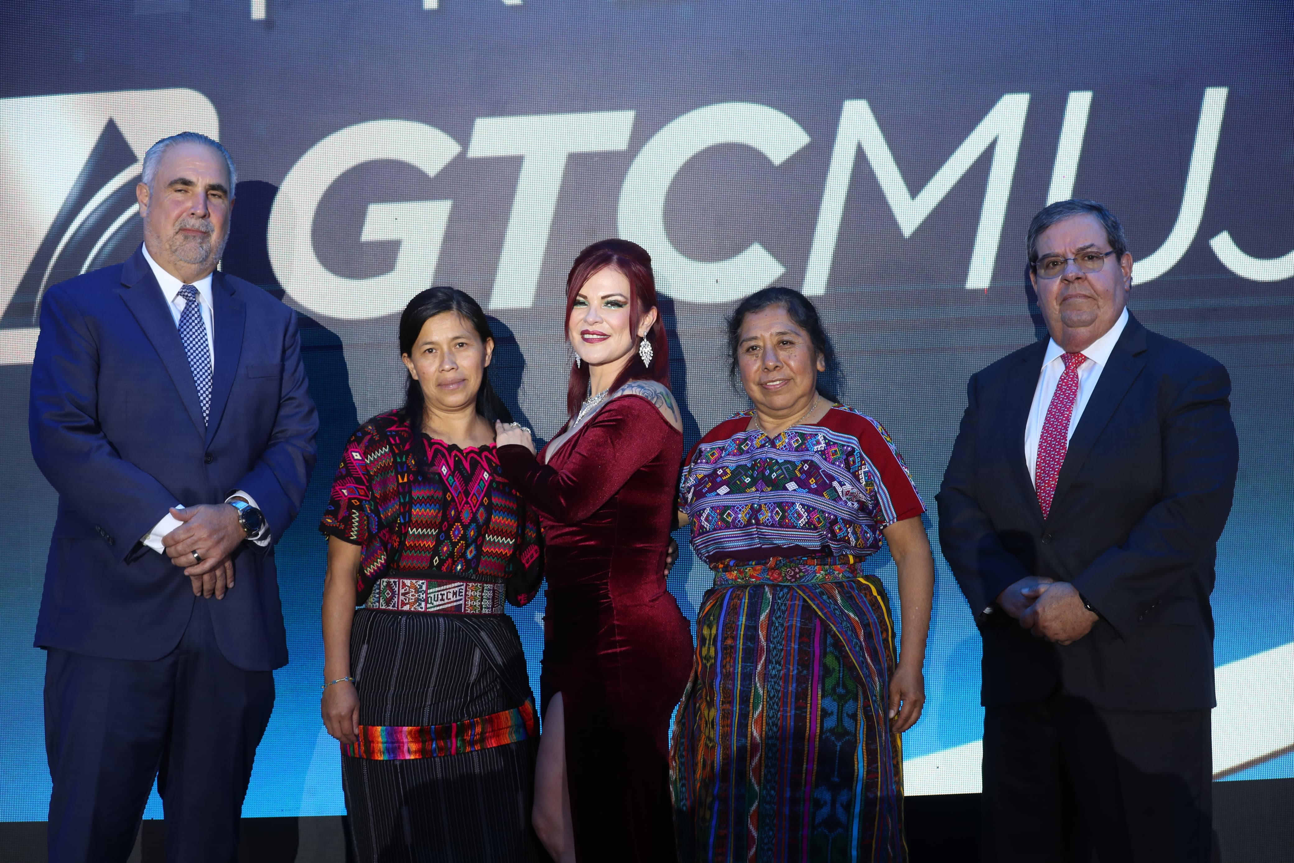 María Cristina Mateo Suar de Salvador, Sarahí Muñoz y María Elena Curruchiche Roquel, tres de las cinco ganadoras del Premio GTCMujer, junto a Enrique Rodríguez, CEO de Banco G&T Continental, y Mario Granai, presidente de Grupo Financiero G&T Continental. (Foto Prensa Libre: Érick Ávila)