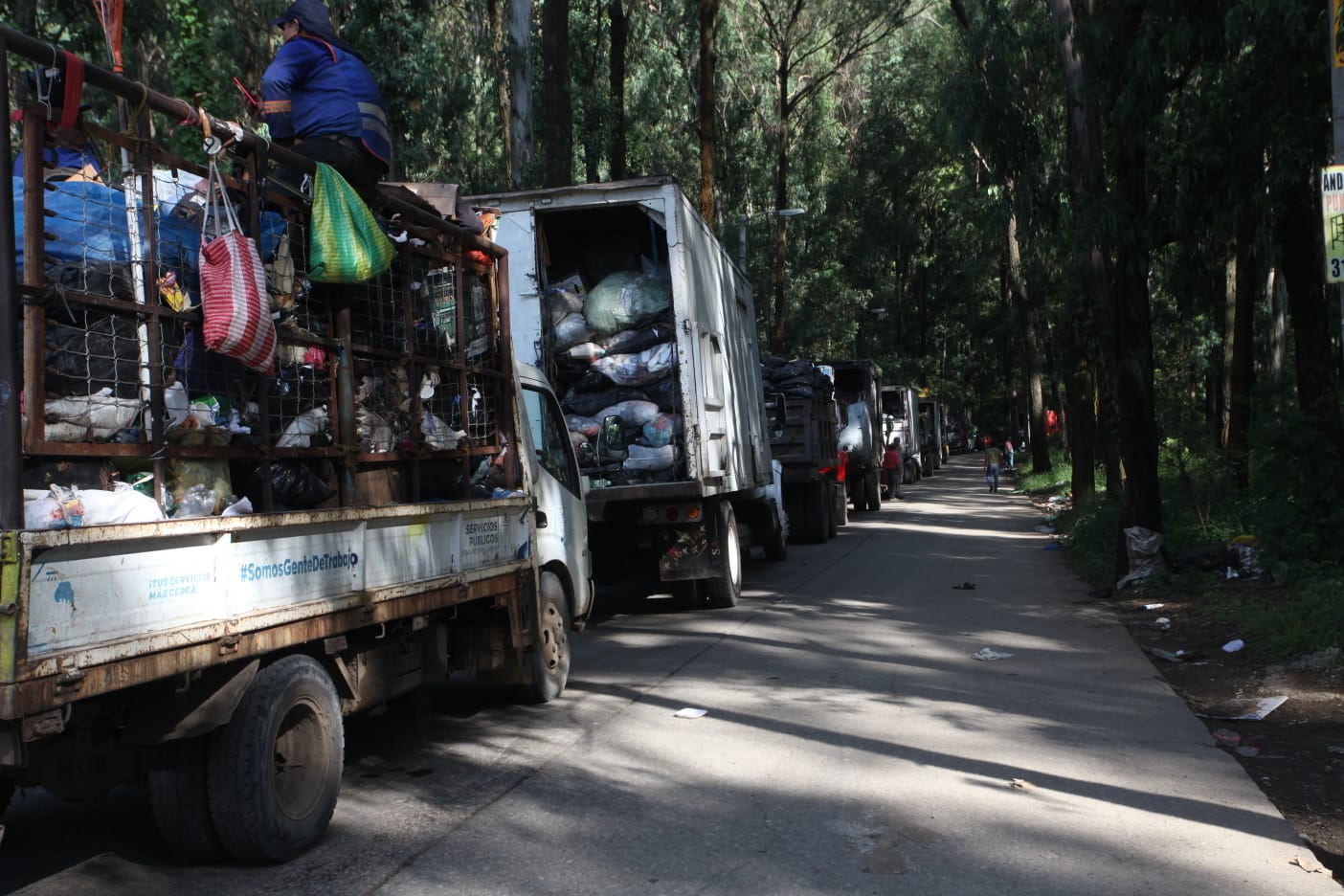 Gran cantidad de camines cargados con basura hace fila a la espera de ingresar al vertedero de AMSA. (Foto Prensa Libre: Emilio Chang)