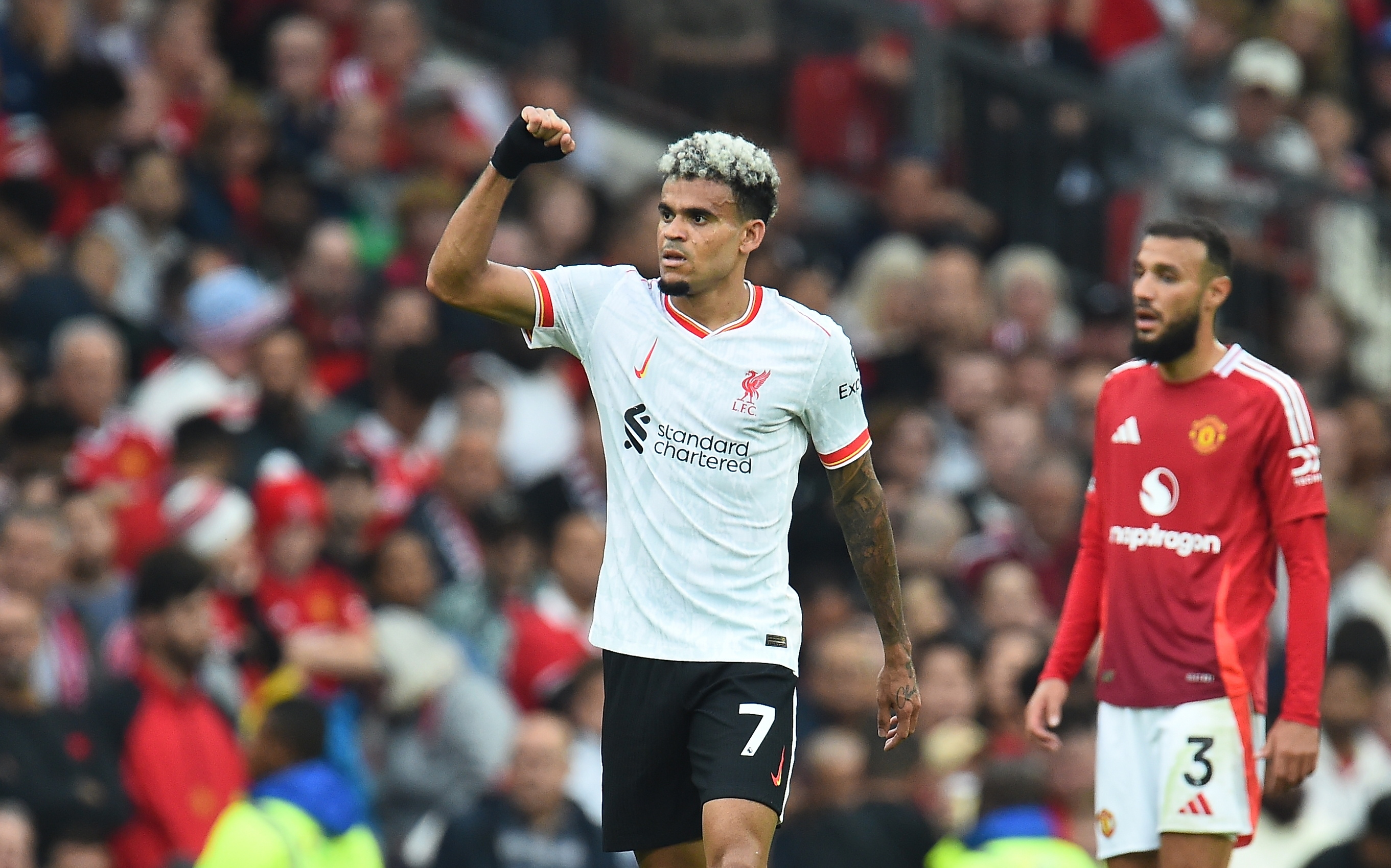 Luis Diaz anota doblete en goleada a domicilio del Liverpool al Manchester United