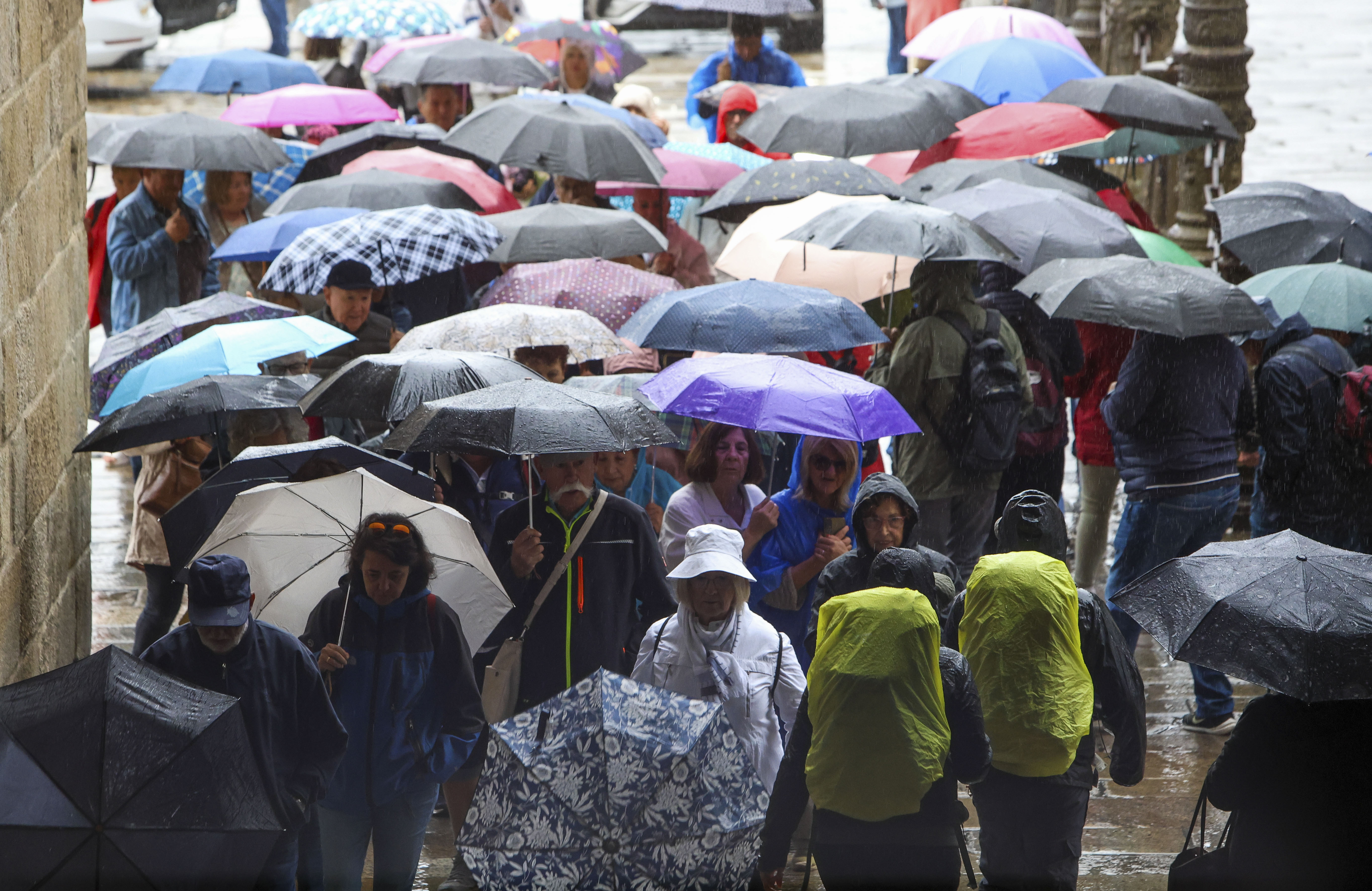 Insivumeh alerta que las inundaciones, deslaves, deslizamientos de tierra y daños a la red vial continuarán porque los suelos se encuentran saturados a causa de las lluvias, además anuncia el paso de ondas del este durante la semana y el fin de semana. Imagen ilustrativa. (Foto Prensa Libre: EFE/Xoán Rey).