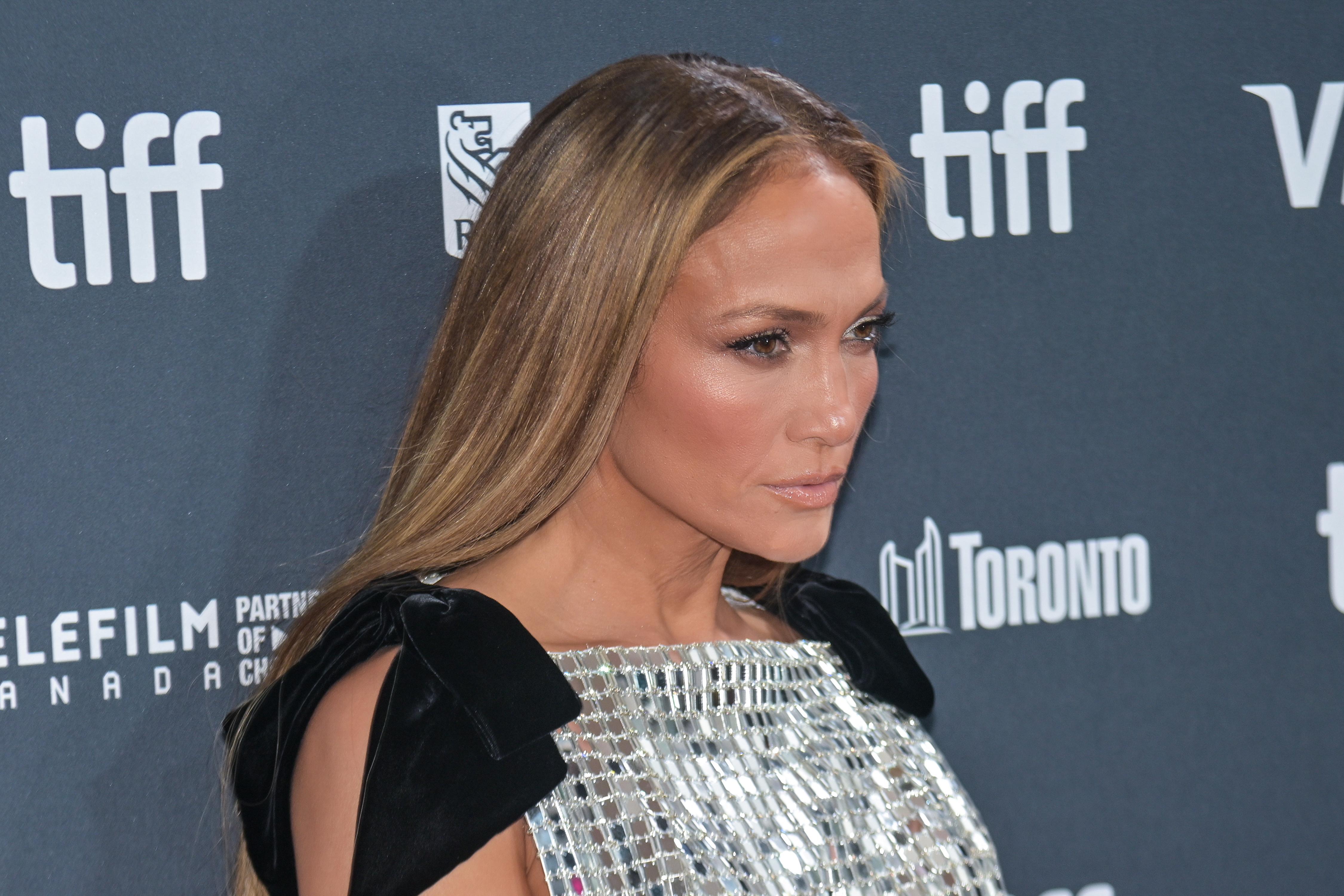 Jennifer López acaparó las miradas con su vestido en el Festival de Cine de Toronto. (Foto Prensa Libre: AFP)