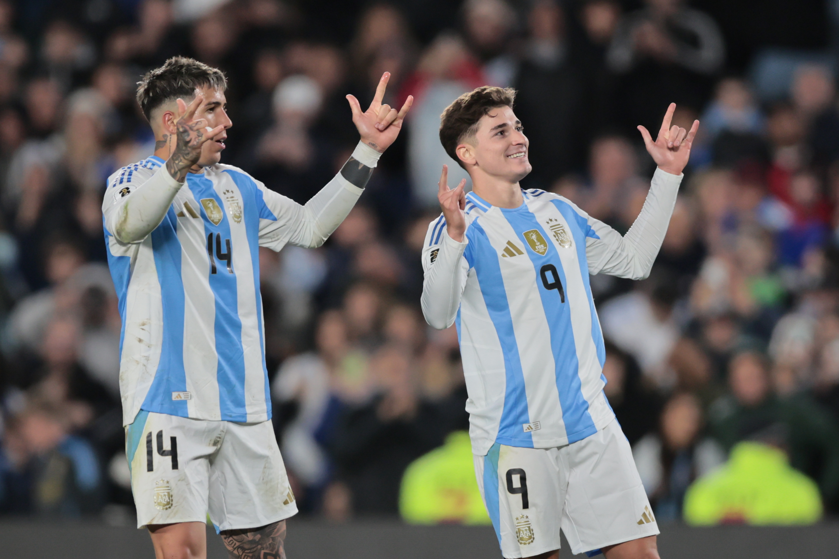 Julián Álvarez de la Selección de Argentina celebra su gol con Enzo Fernández.