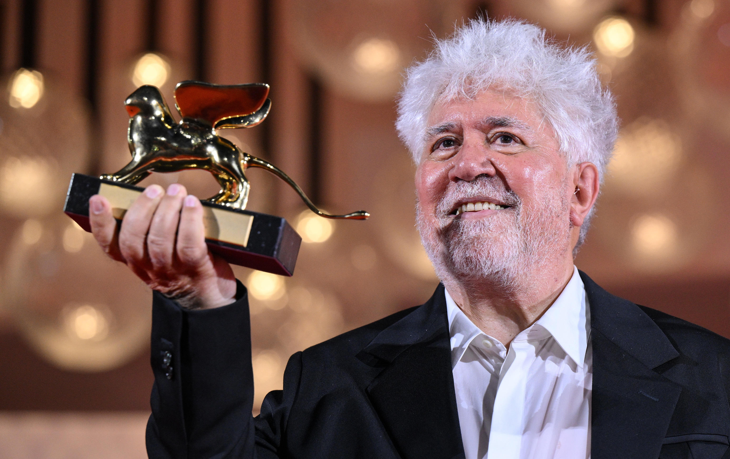 Pedro Almodóvar sostiene el León de Oro por su película 'La habitación del al lado' durante la 81a. edición del Festival Internacional de Cine de Venecia. (Foto Prensa Libre: EFE)