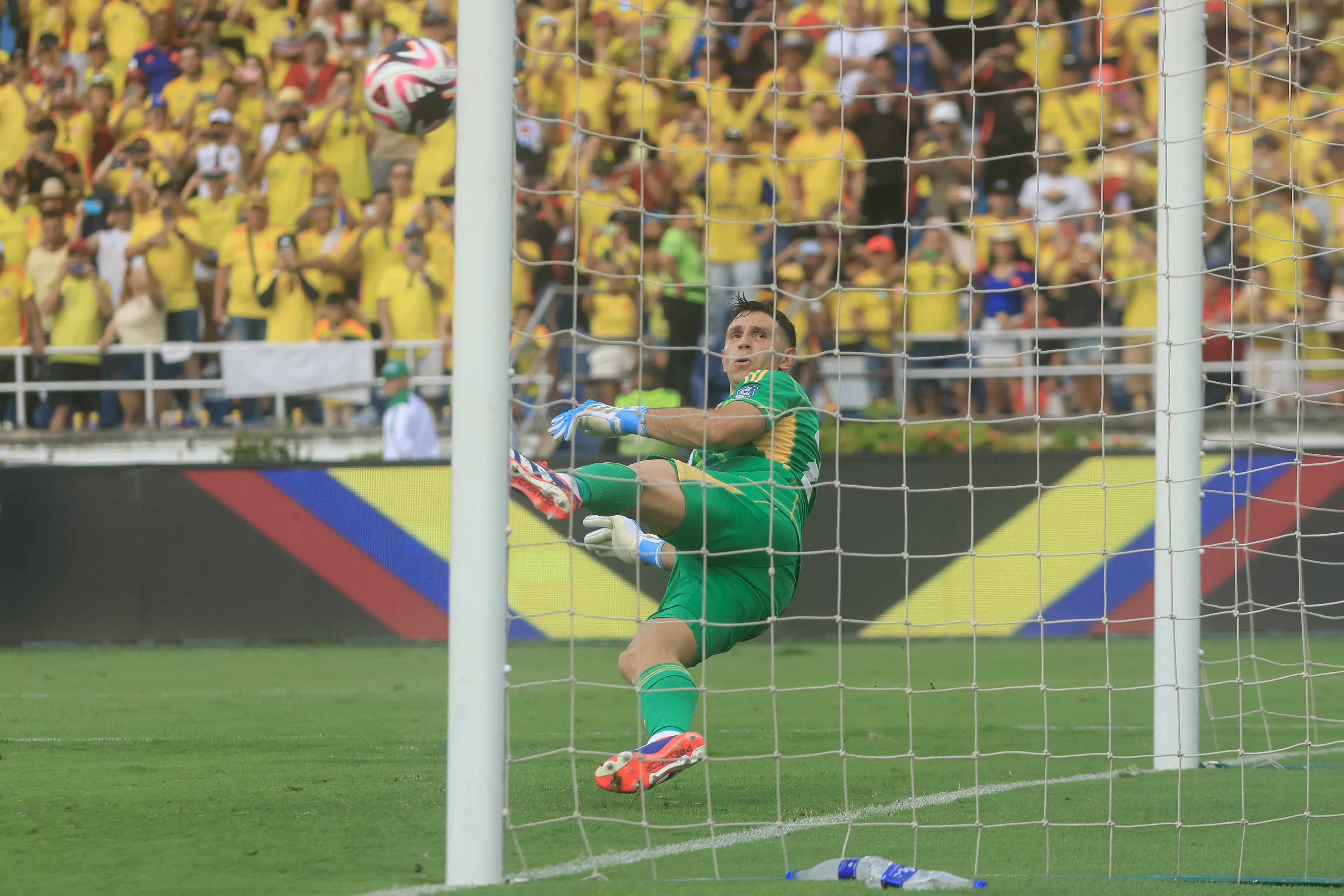 Emiliano Martínez de Argentina recibe un gol de penalti ante Colombia.