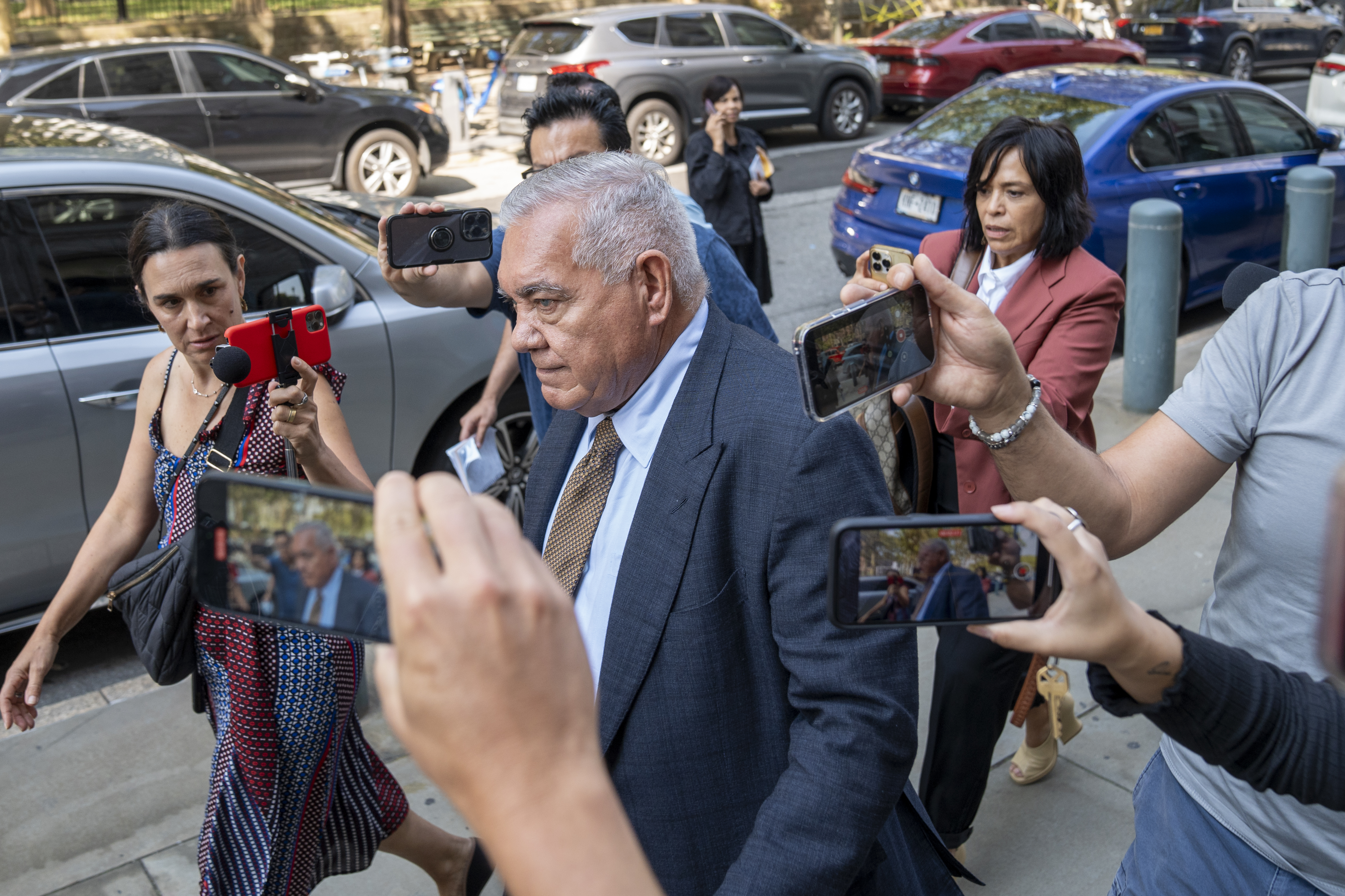 El abogado Frank A. Pérez camina rodeado de periodistas a su salida del juicio del narcotraficante Ismael "el Mayo" Zambada celebrado en la corte de Brooklyn en Nueva York. (Foto Prensa Libre: EFE)