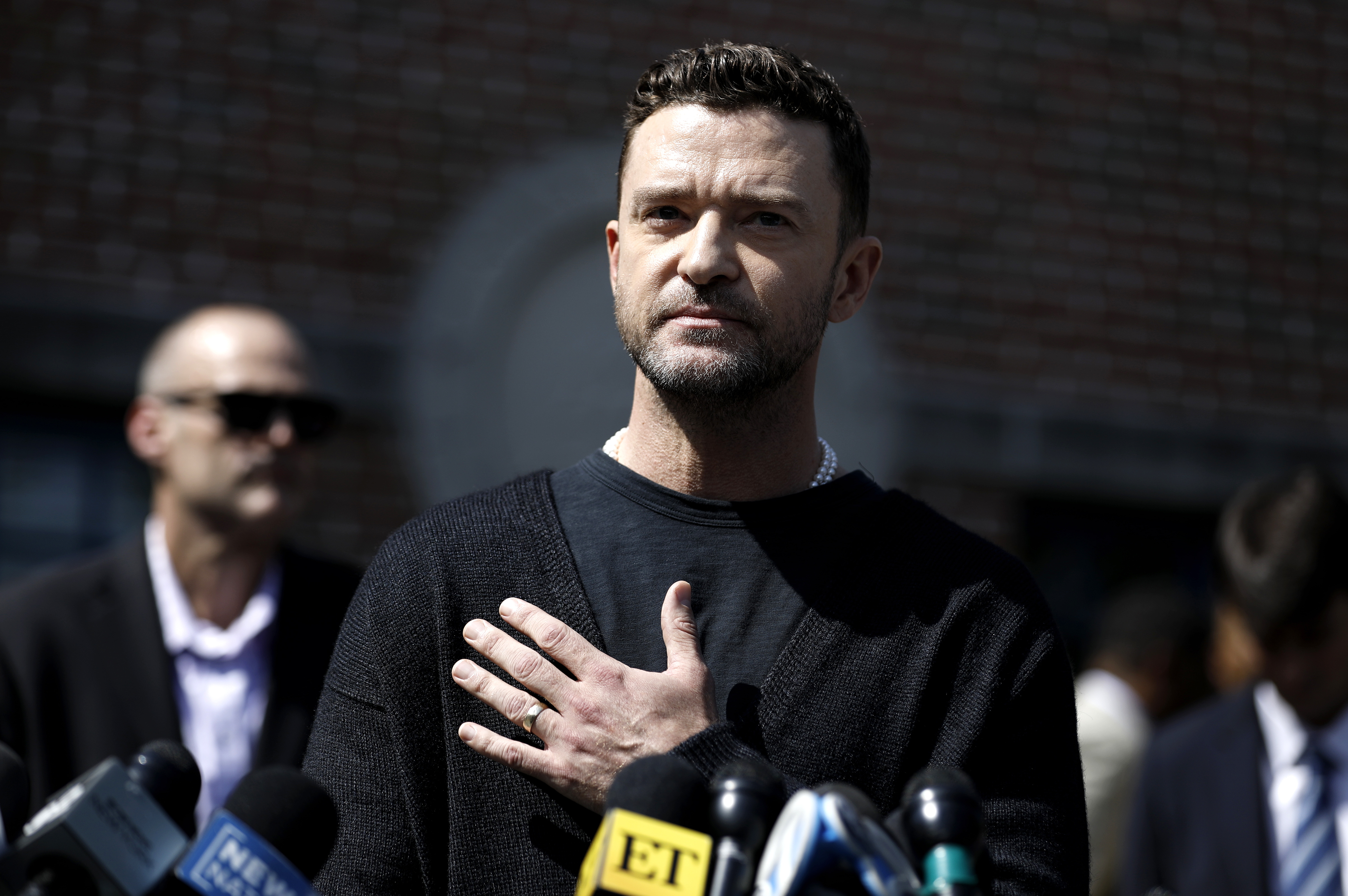 La estrella pop estadounidense Justin Timberlake  habla en una conferencia de prensa fuera del Tribunal de Justicia. (Foto Prensa Libre: EFE)