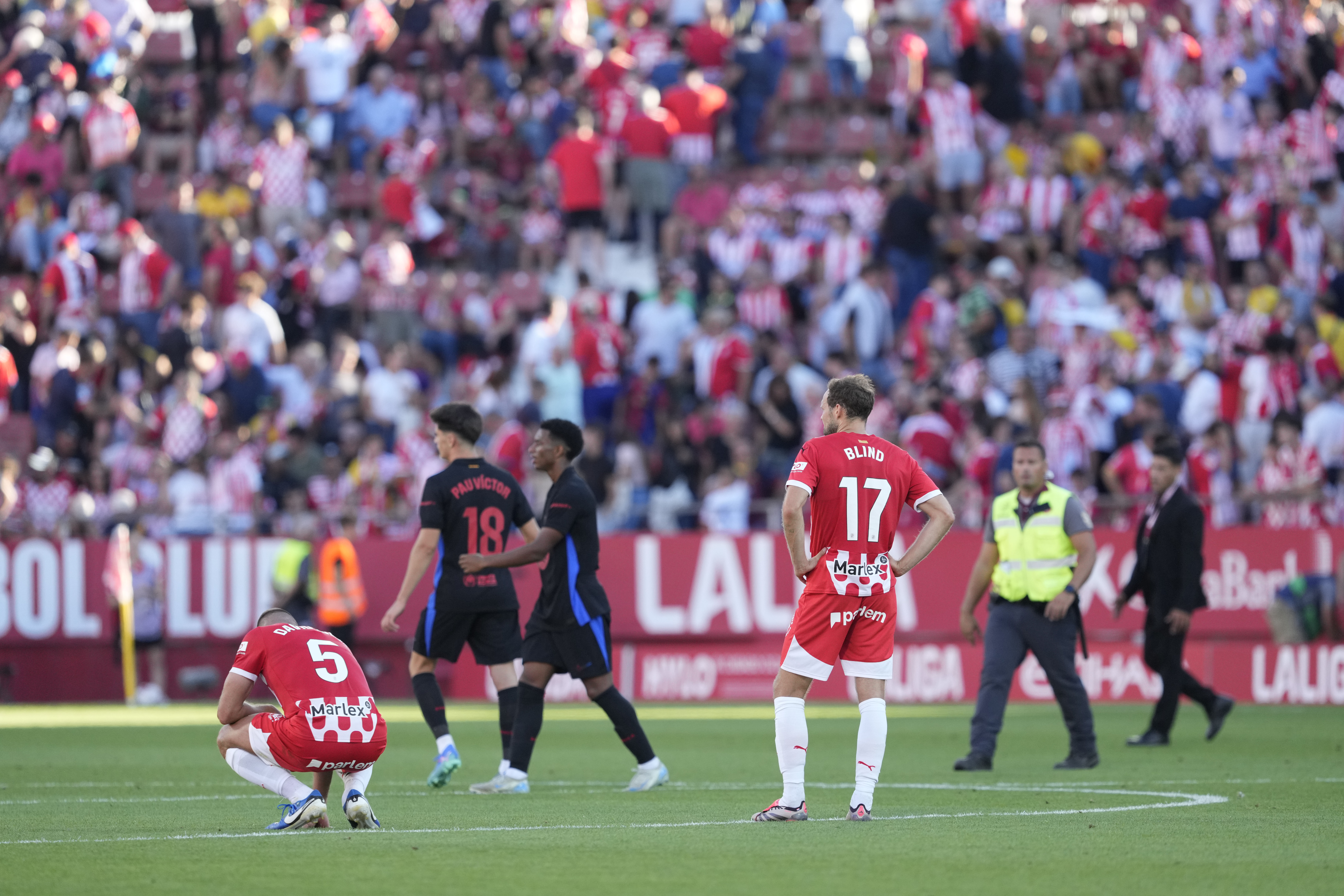 El defensa del Girona Daley Blind este domingo, tras el partido de la 5a jornada de LaLiga EA Sports, entre el Girona FC y el FC Barcelona, en el estadio Montilivi de Girona. (Foto Prensa Libre: EFE).