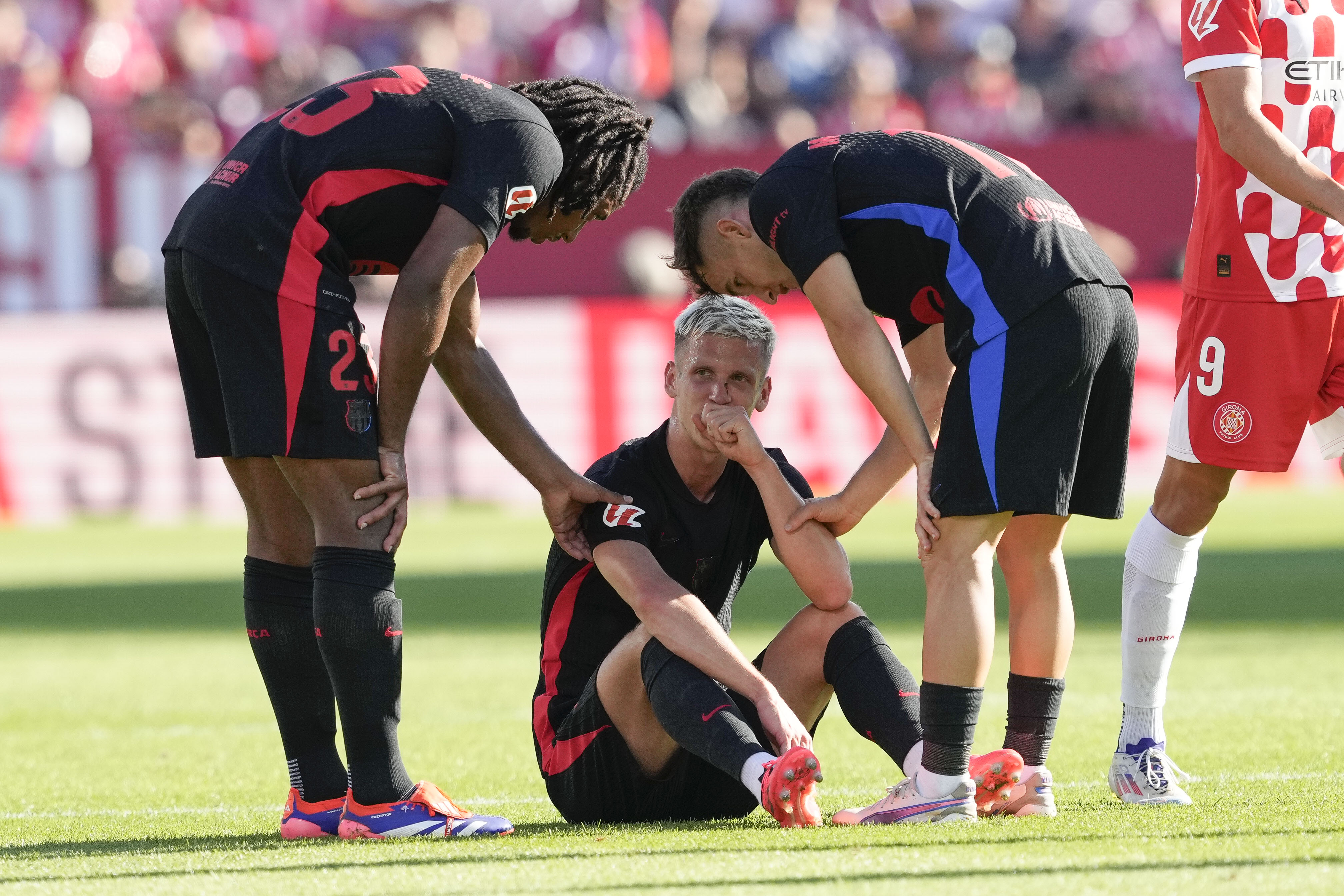 Dani Olmo tuvo que ser sustituido contra el Girona tras haber anotado el tercer gol culé. (Foto Prensa Libre: EFE)