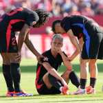 Dani Olmo tuvo que ser sustituido contra el Girona tras haber anotado el tercer gol culé. (Foto Prensa Libre: EFE)