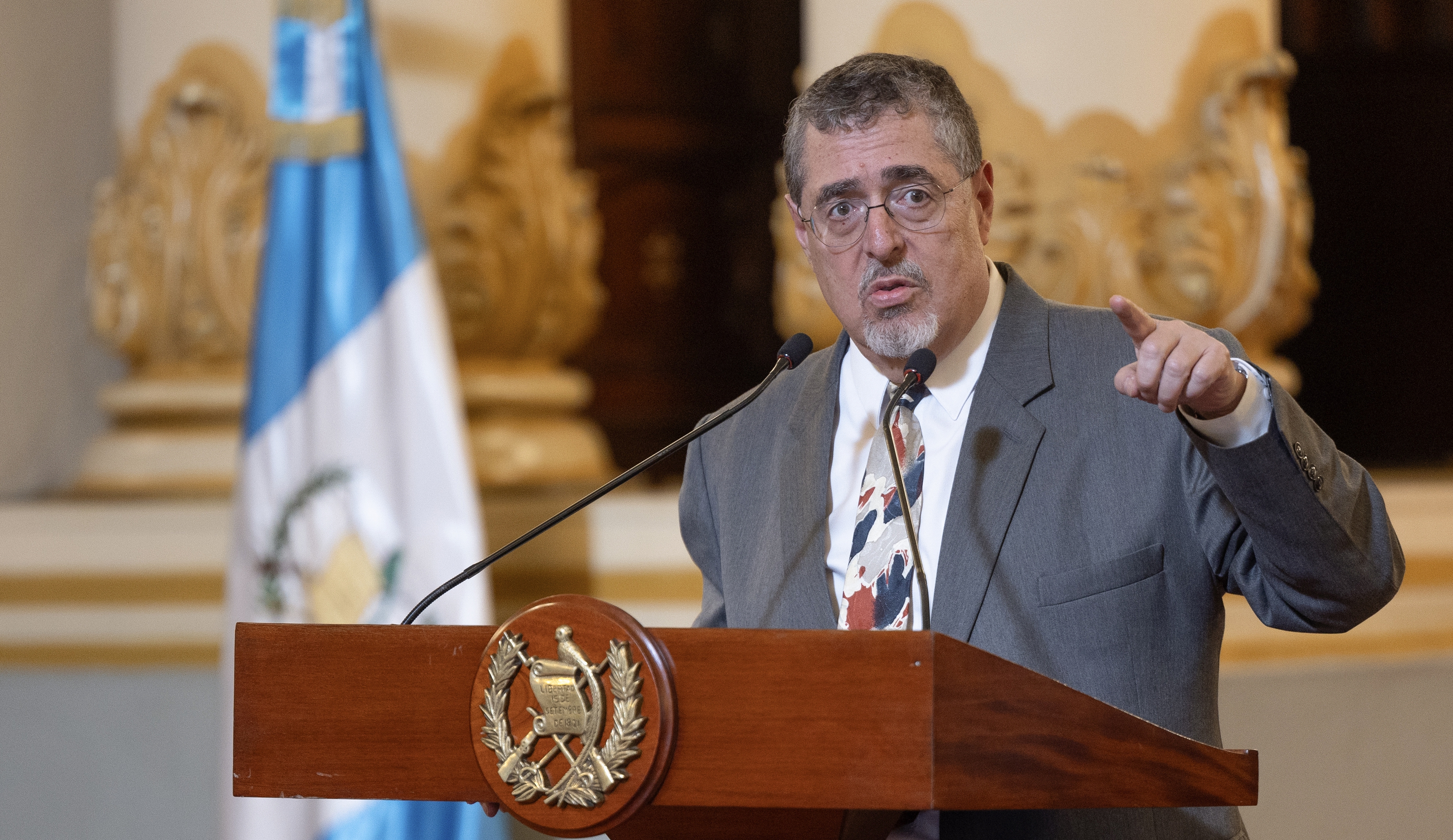 AME486. CIUDAD DE GUATEMALA (GUATEMALA), 17/09/2024.- El presidente de Guatemala, Bernardo Arévalo de León, habla durante una conferencia de prensa este martes, Ciudad de Guatemala (Guatemala). Arévalo de León, aseguró que durante su viaje a la asamblea de Naciones Unidas (ONU) tiene como objetivo posicionar al país en la agenda global y buscar oportunidades de inversión en diferentes reuniones acordadas. EFE/David Toro