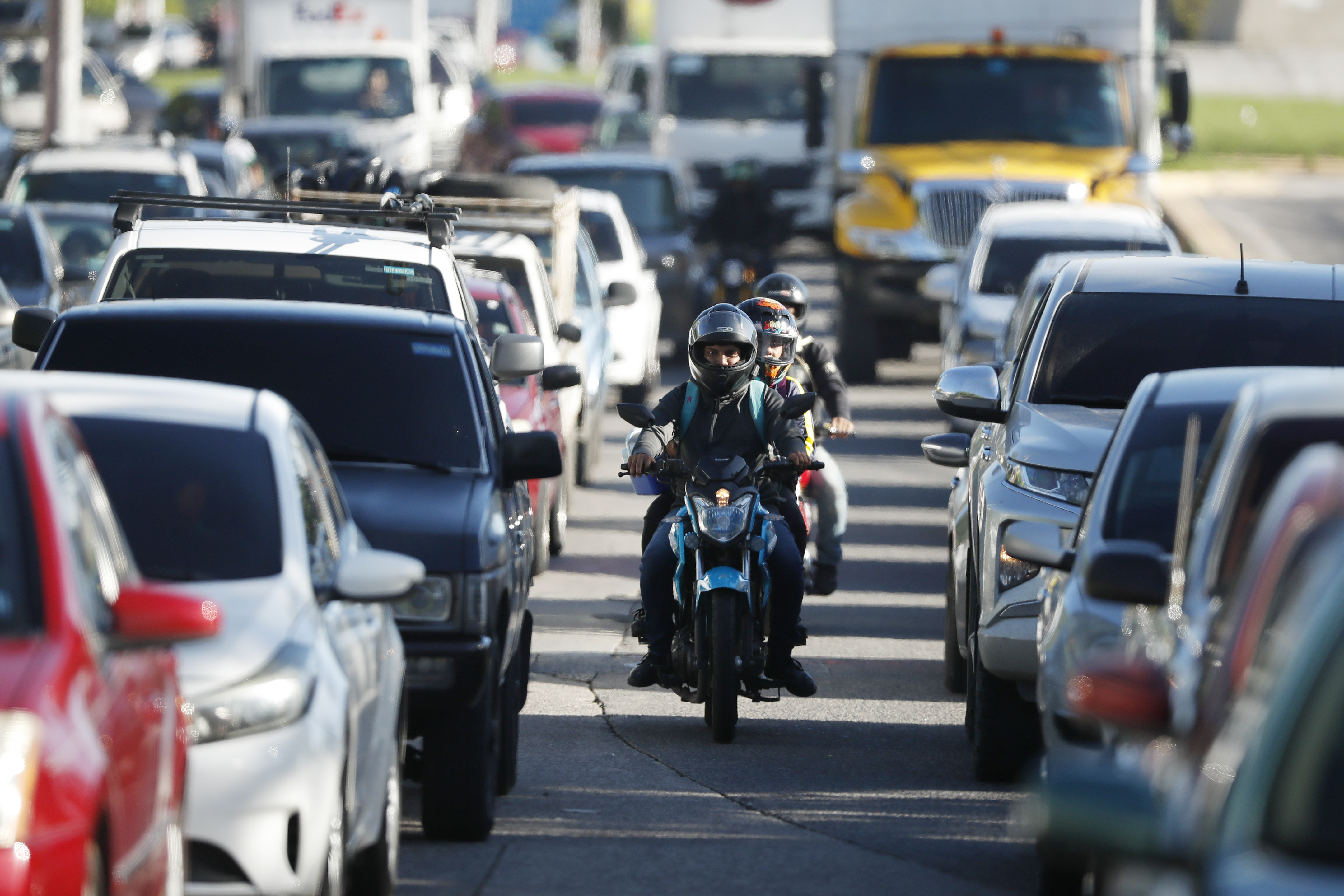 ES3001.SAN SALVADOR (EL SALVADOR), 18/09/2024.- Motociclistas cruzan entre vehículos este miércoles en San Salvador (El Salvador). El Salvador suma entre 2015 y 2023 más de 11.340 muertes a causa de accidentes de tránsito, percances que se registran a diario en este país -con más de 50 por día- y que en este año reflejan un aumento de un 8,9 % en comparación con 2023, según estadísticas oficiales consultadas este miércoles por EFE. EFE/Rodrigo Sura