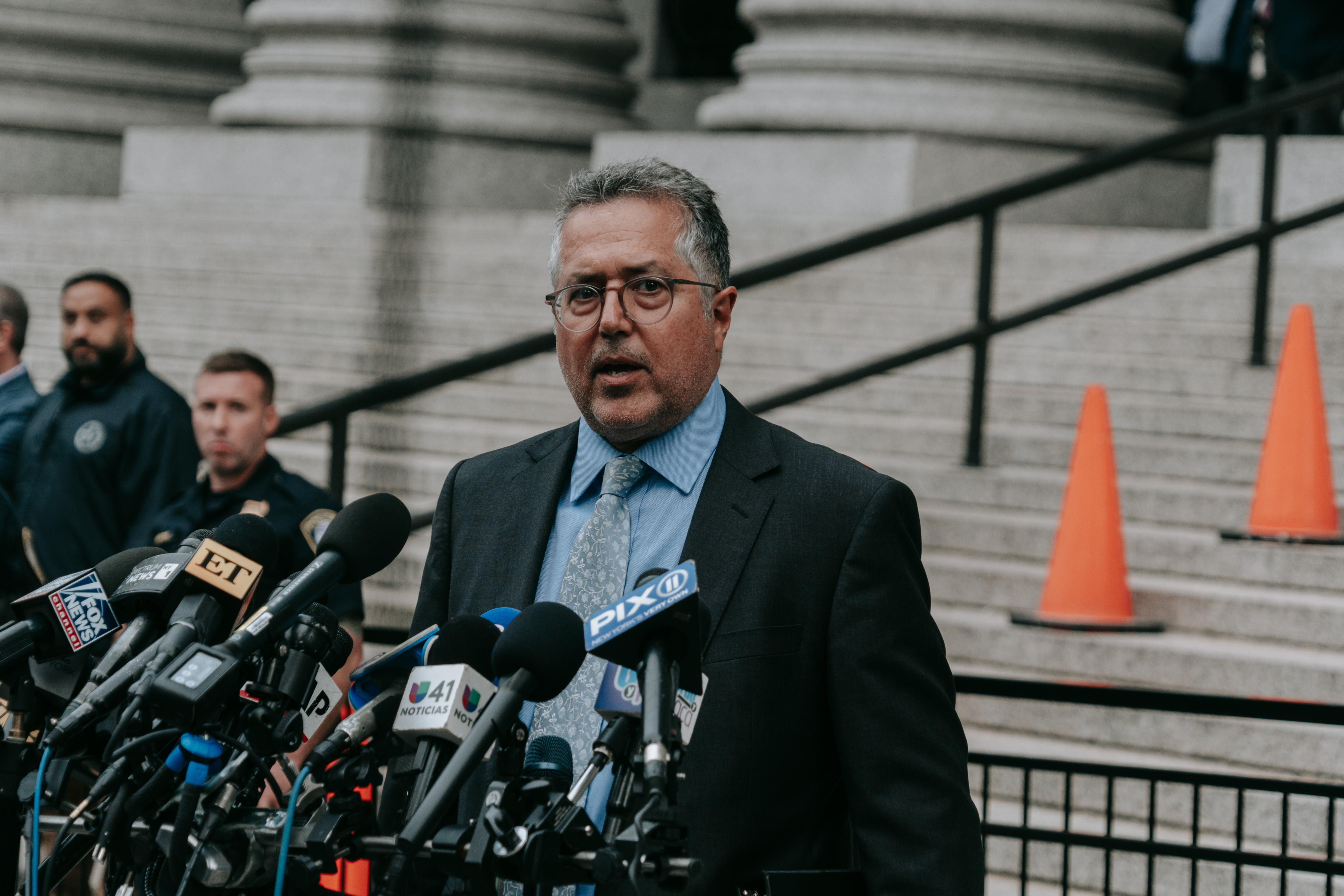 Marc Agnifilo, abogado representante de Sean "Diddy" Combs dando una rueda de prensa a los medios en los alrededores de la Corte Federal en Nueva York.