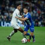 El delantero argentino del Alavés, Tomás Conechny (d), se lleva el balón ante el centrocampista inglés del Real Madrid, Jude Bellingham.
