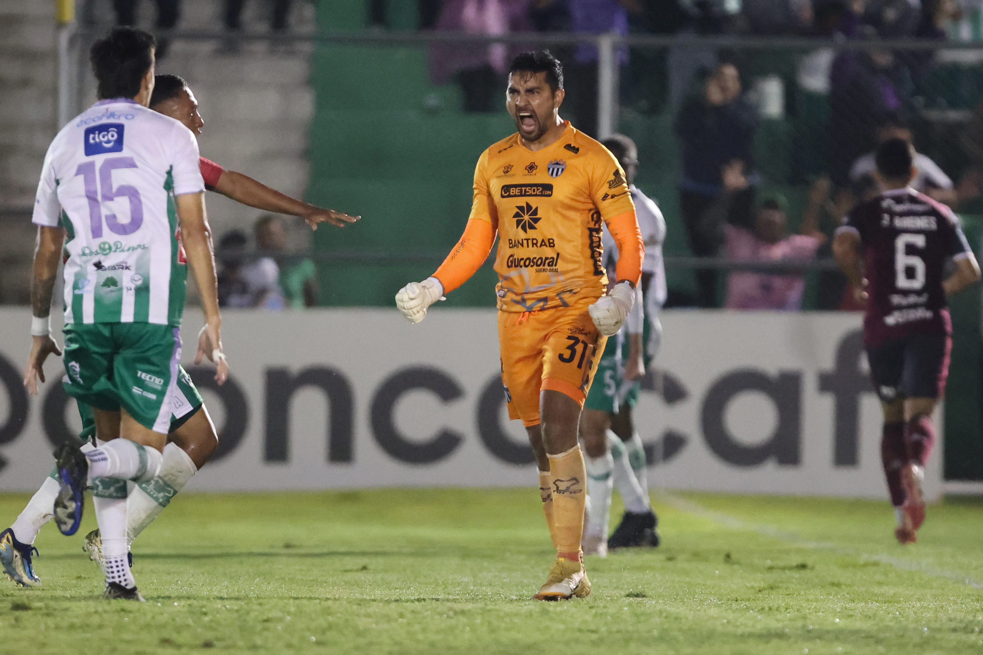 Luis Morán, portero de Antigua GFC festeja después de atajarle un penalti a Ariel Rodríguez de Saprissa.