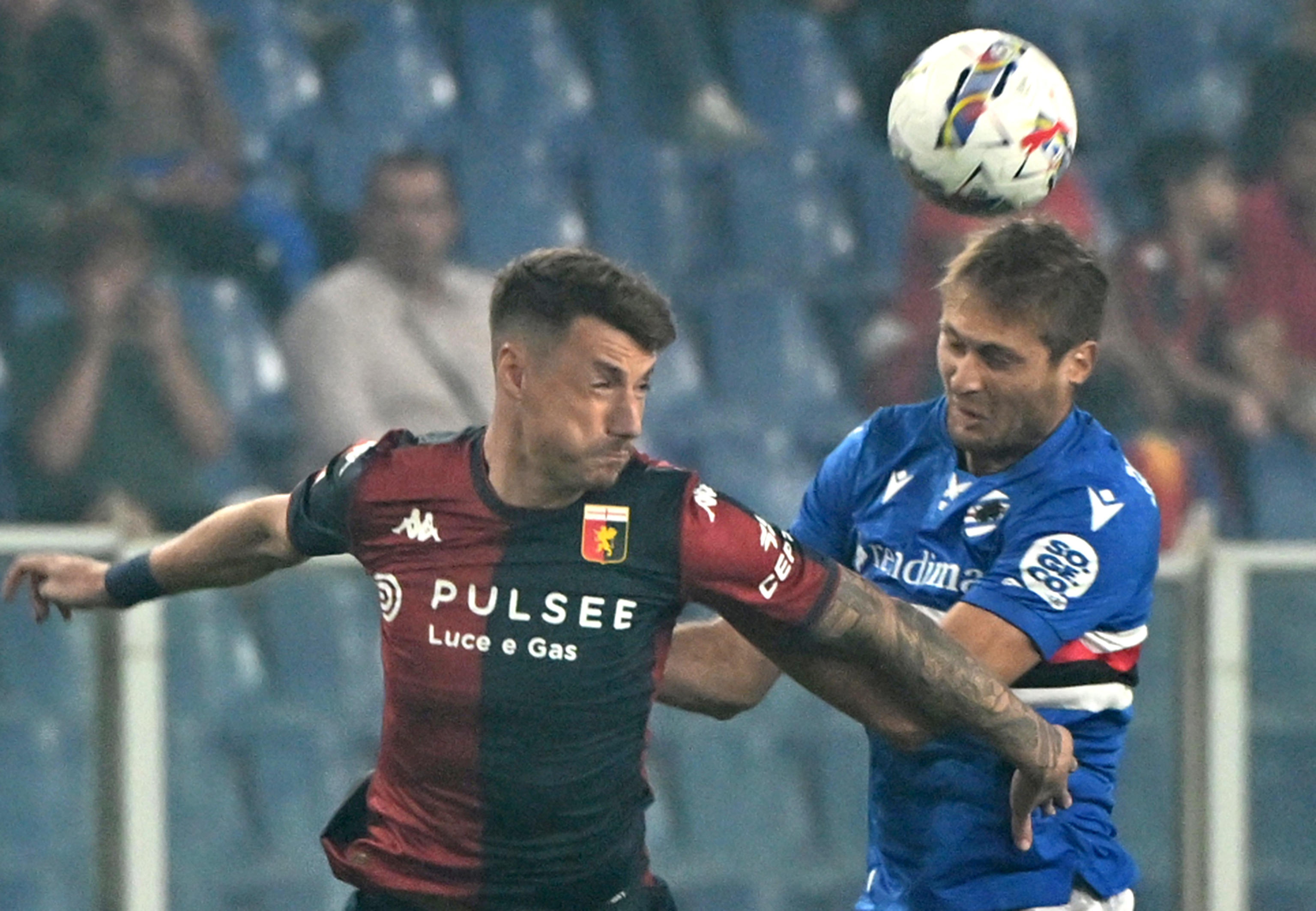 Genoa (Italy), 25/09/2024.- Genoa'Äôs Andrea Pinamonti (L) and Sampdoria's Simone Romagnoli (R) in action during the Italian Cup soccer match between Genoa CFC and UC Sampdoria, in Genoa, Italy, 25 September 2024. (Italia, Génova) EFE/EPA/LUCA ZENNARO