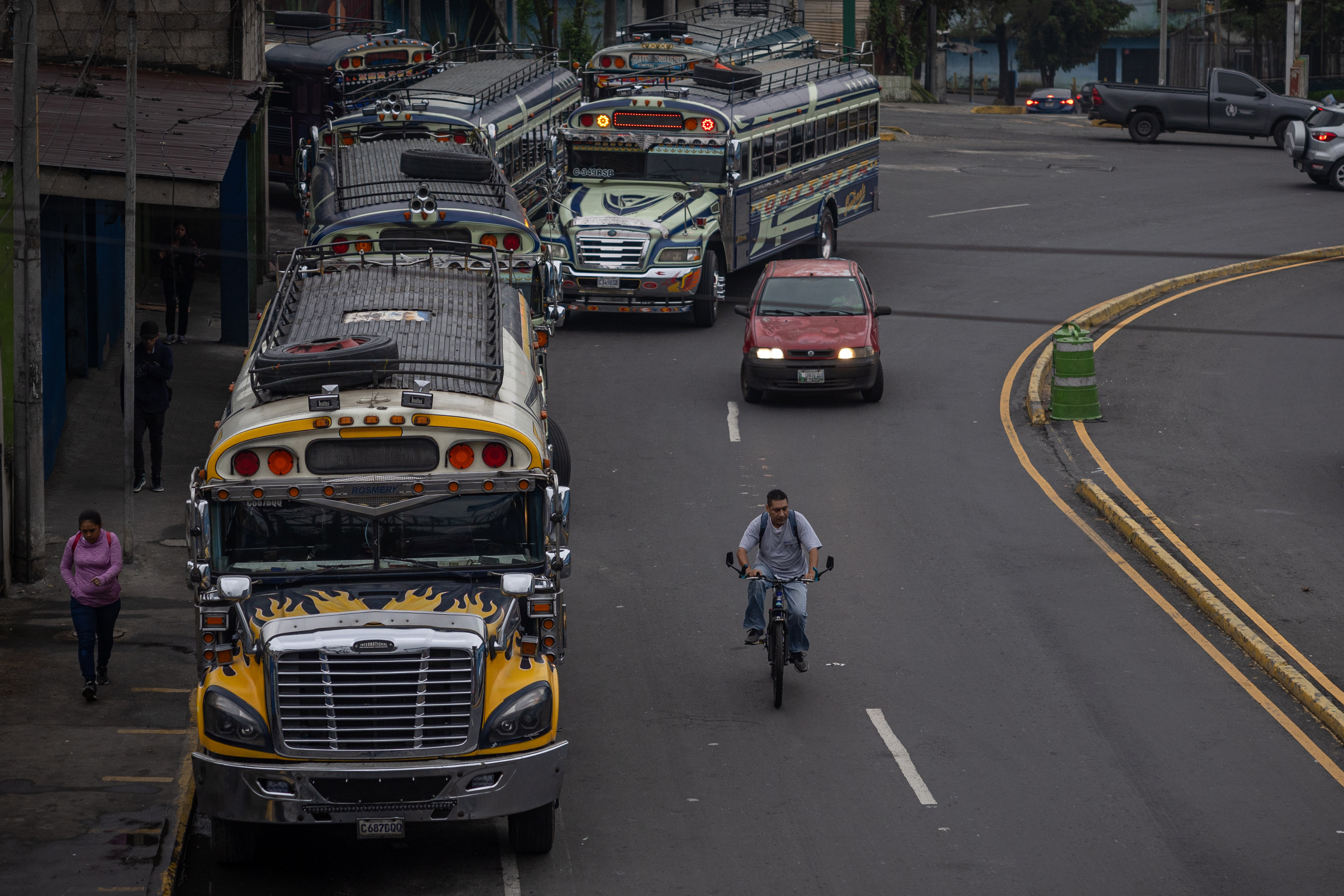 ACOMPAÑA CRÓNICA: GUATEMALA CENTROAMÉRICA EXTORSIONES. AME2696. CIUDAD DE GUATEMALA (GUATEMALA), 26/09/2024.- Varios autobuses extraurbanos transitan por una avenida este miércoles, en Ciudad de Guatemala (Guatemala). La profesión de conducir un taxi o un autobús en Guatemala y Honduras se ha convertido en un oficio de alto riesgo, viéndose los conductores muchas veces asediados entre el pago de las extorsiones o la muerte, con más de 5.000 choferes asesinados entre 2010 y 2024 en estos países. EFE/ Stringer