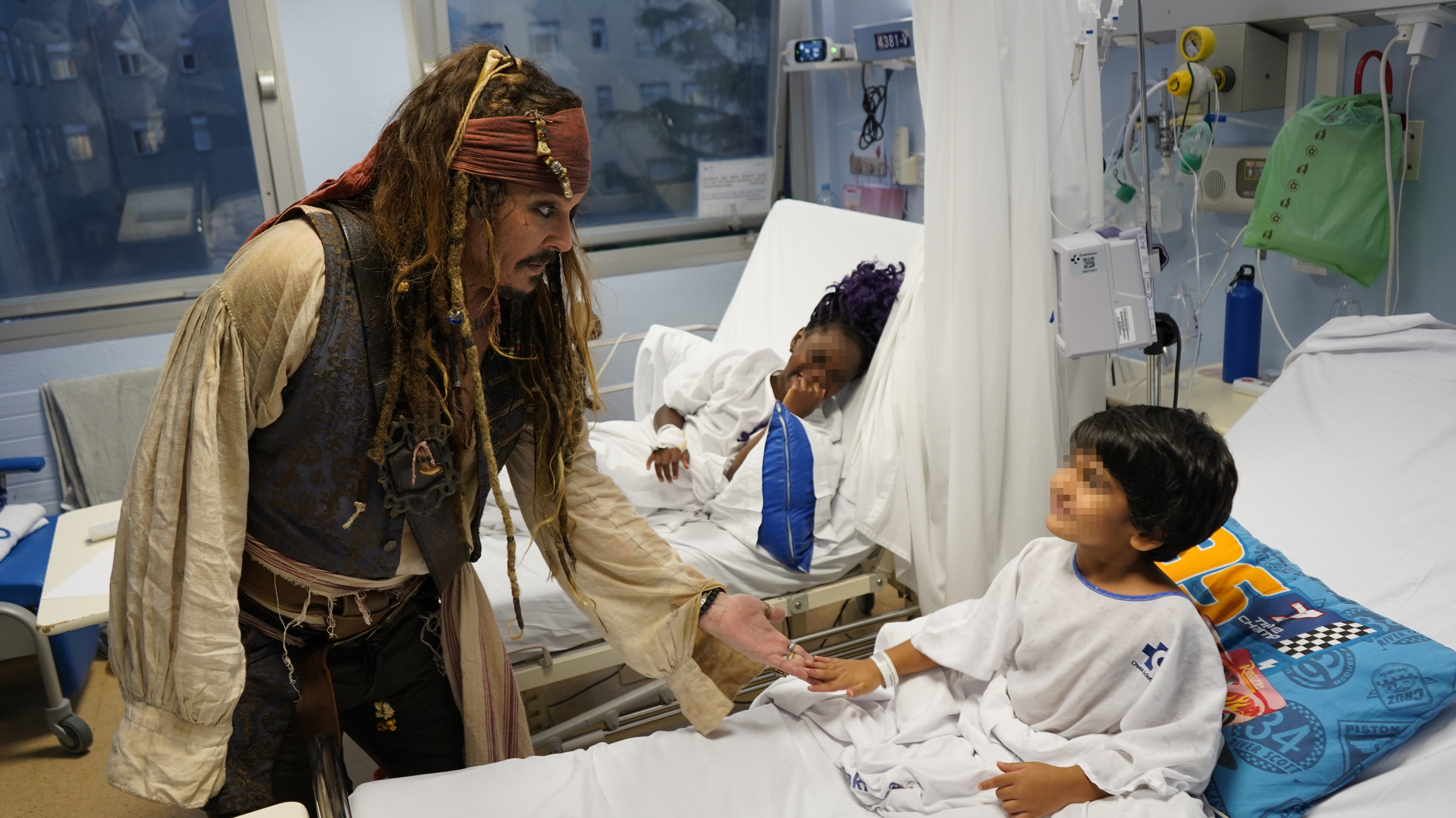 Johnny Depp visitó al hospital de la ciudad de San Sebastián para alegrar a los niños internados.