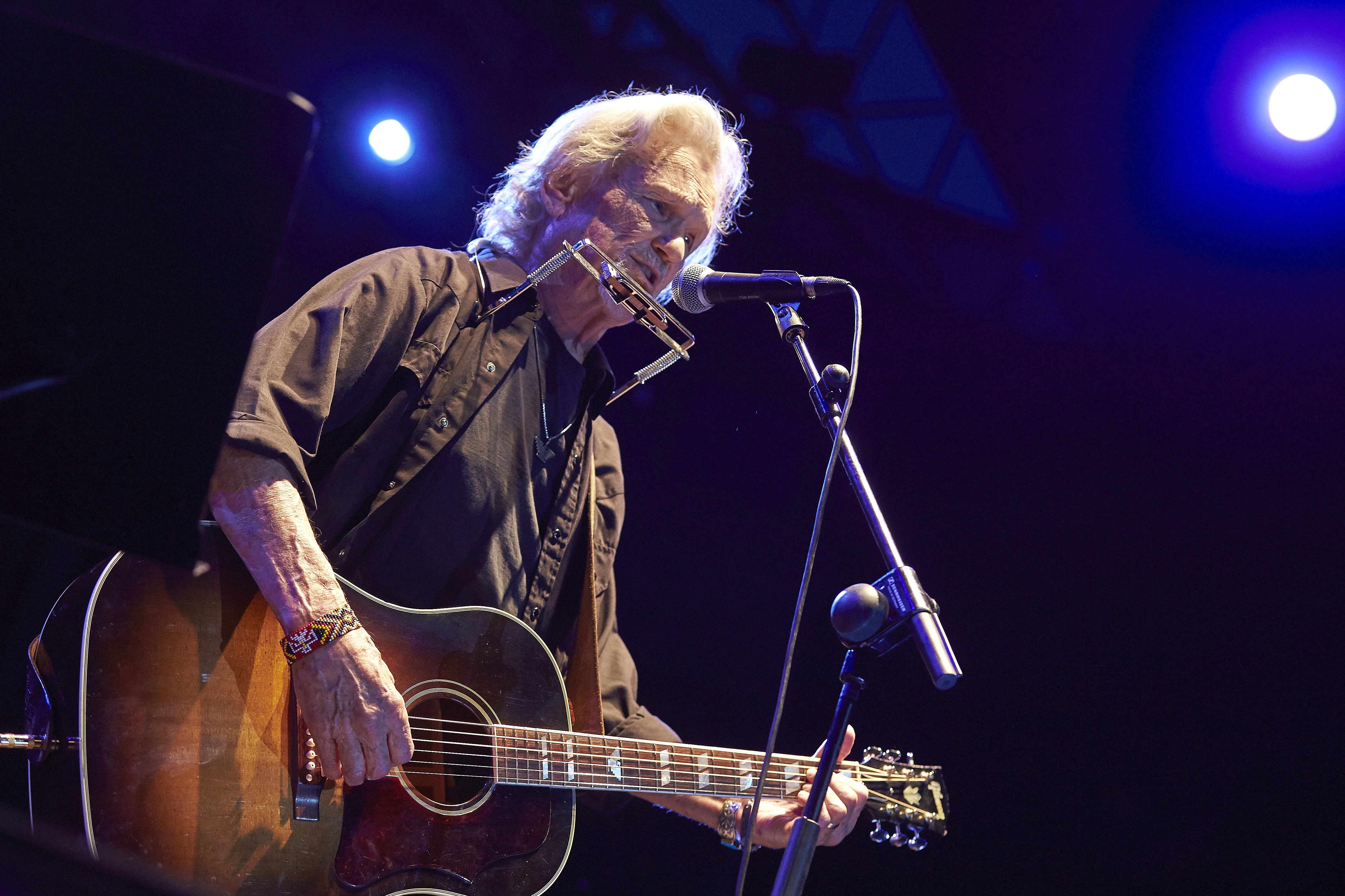 Kris Kristofferson, durante una actuación en el Festival Jardins de Pedralbes, en Barcelona. (Foto Prensa Libre: EFE)