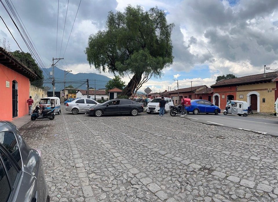 Bloqueo de pilotos de taxis y Uber en la entrada a Antigua Guatemala por la Calle Ancha. (Foto Prensa Libre: Tomada del Facebook de Periodista Eddy Juárez)