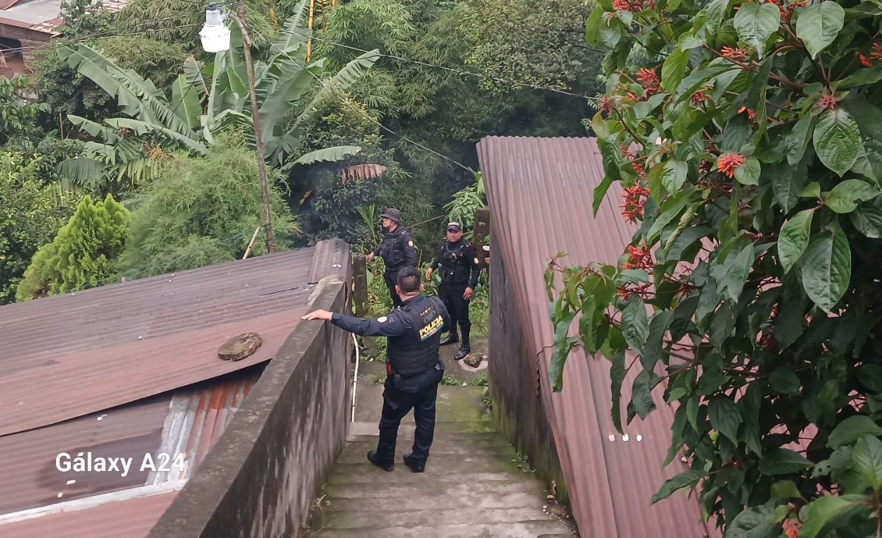 Agentes de la PNC rodean una vivienda en la que se ubicó al presunto responsable de haber atacado a balazos al estudiante Franco Henry Puac Aguilar, de 15 años. (Foto Prensa Libre: PNC)