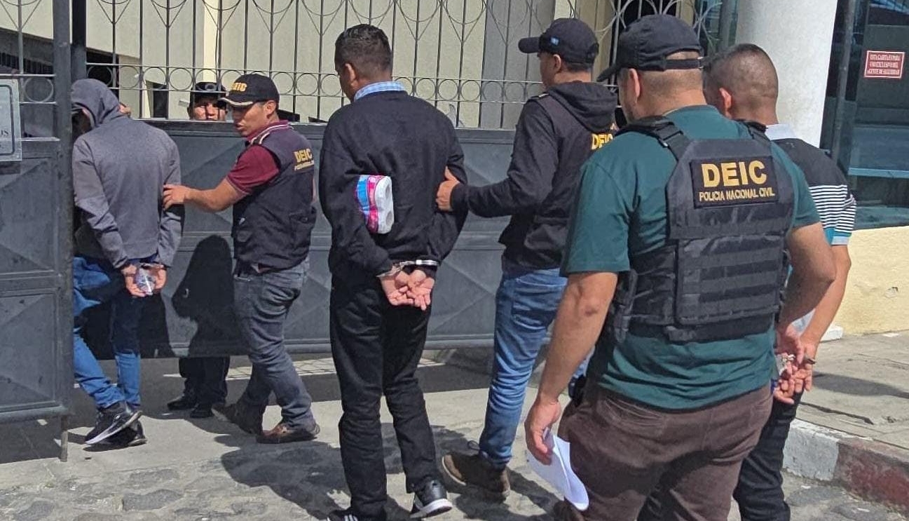 Los agentes del SP fueron puestos a disposición del juzgado que ordenó su detención. (Foto Prensa Libre: PNC)