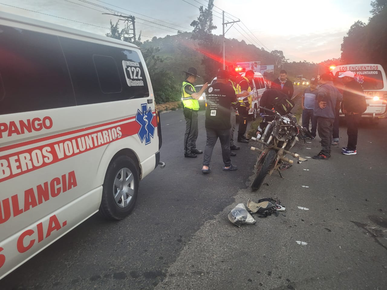 Los cuerpos de socorro atienden con frecuencia accidentes en motocicleta, algunos de ellos fatales. (Foto Prensa Libre: Bomberos Voluntarios)