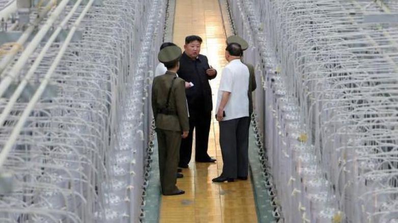 El gobernante norcoreano dijo "sentirse fuerte" durante su recorrido por uno de los sitios donde se produce el material necesario para fabricar armas nucleares. (Foto: Reuters/KCNA).
