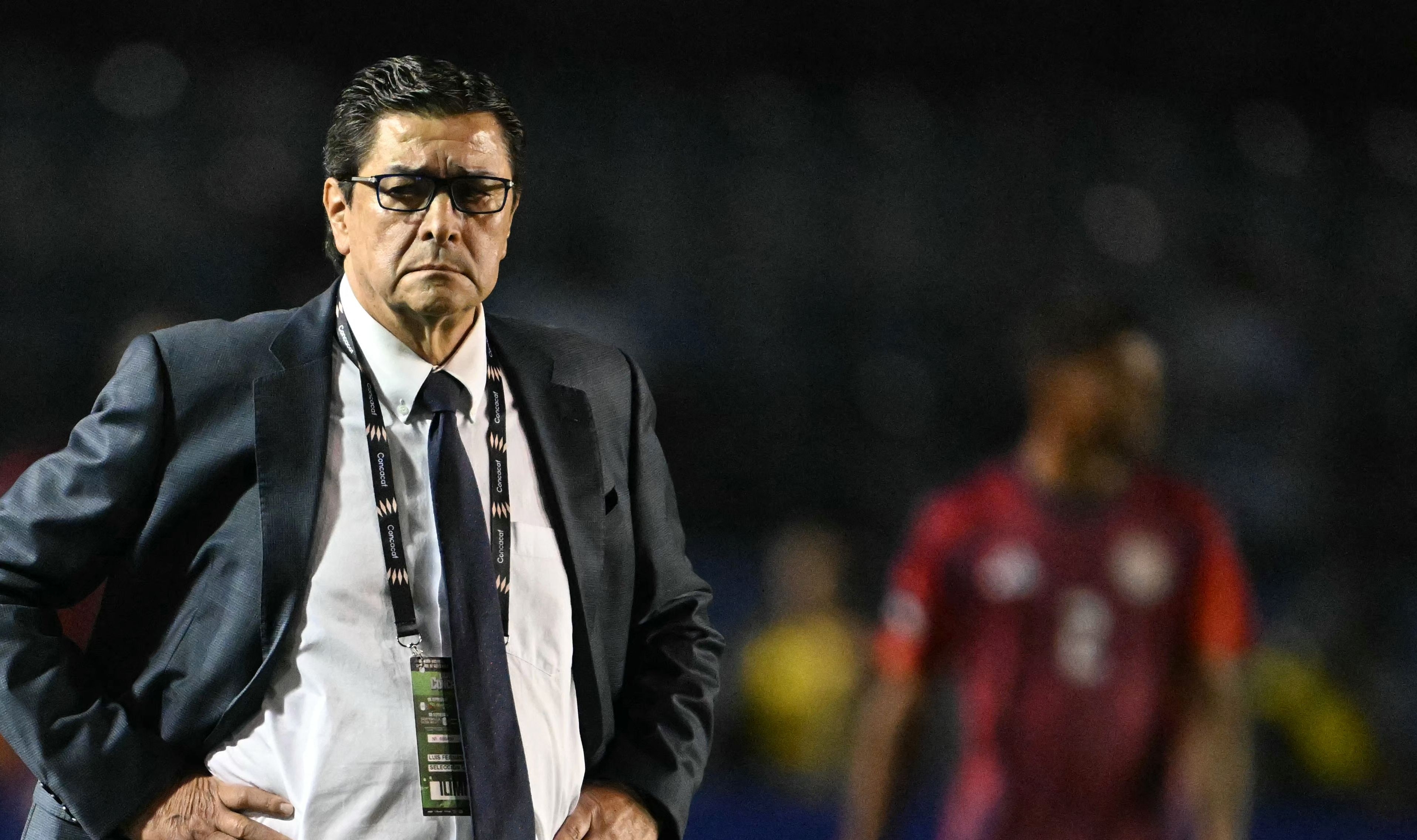 El entrenador mexicano de Guatemala, Luis Fernando Tena, observa durante el partido entre Guatemala y Costa Rica en el estadio Doroteo Guamuch Flores en la Ciudad de Guatemala, el 9 de septiembre de 2024.