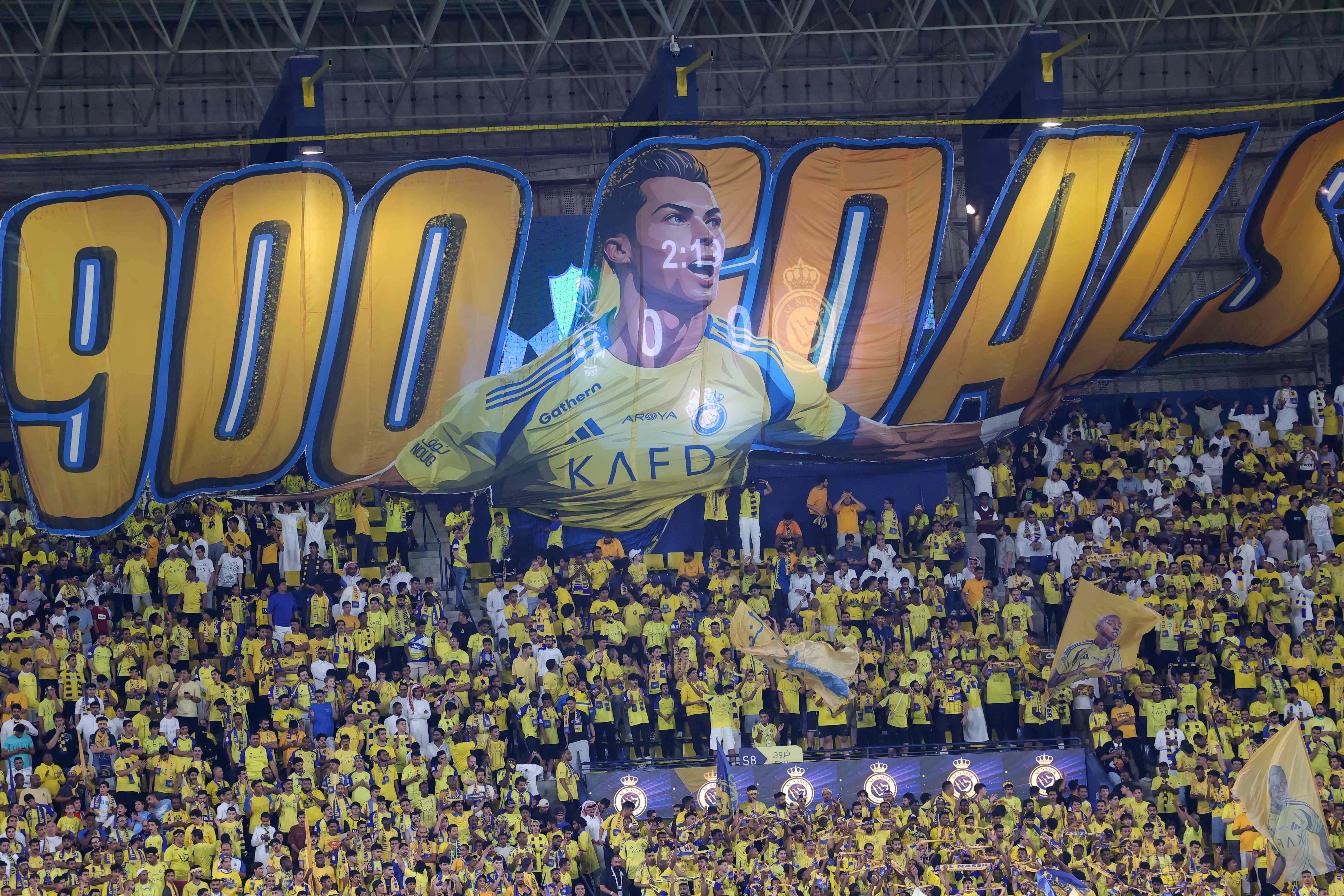 Aficionados del Al Nassr celebran a su jugador Cristiano Ronaldo por alcanzar 900 goles como profesional.