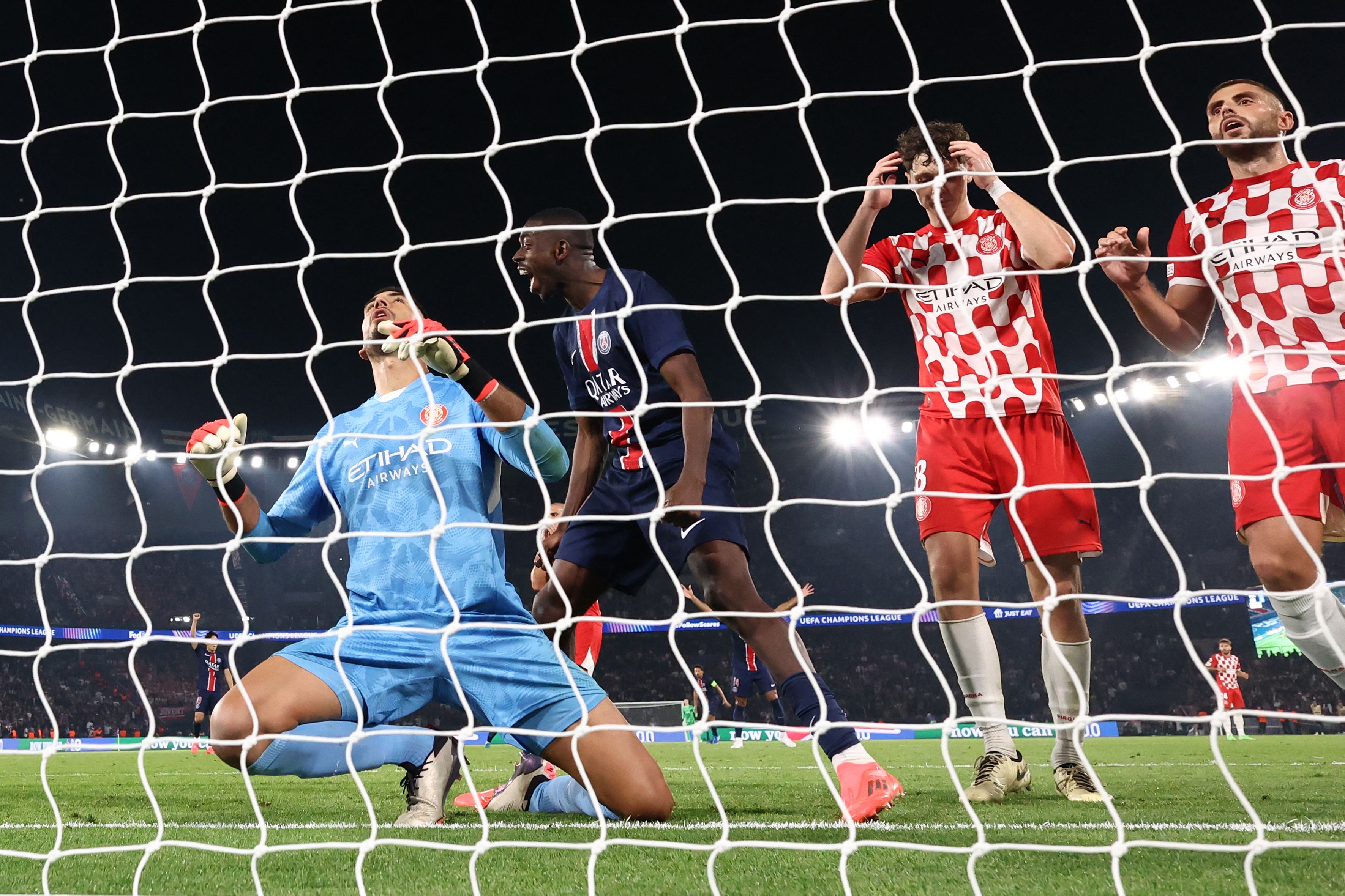 El portero argentino del Girona, Paulo Gazzaniga reacciona tras recibir el primer gol del Paris Saint-Germain.