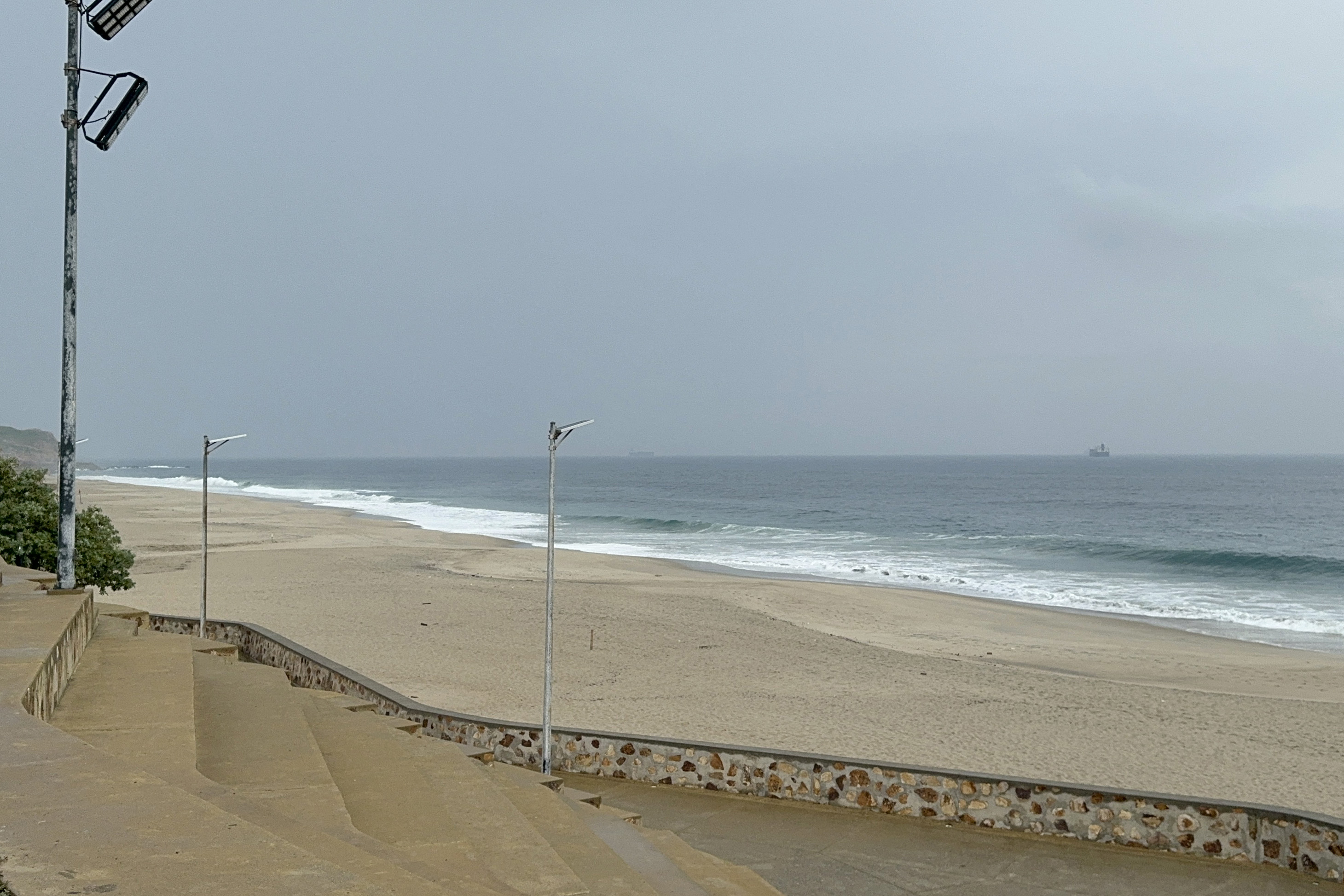 Playas de México vacías por el paso del Huracán John.