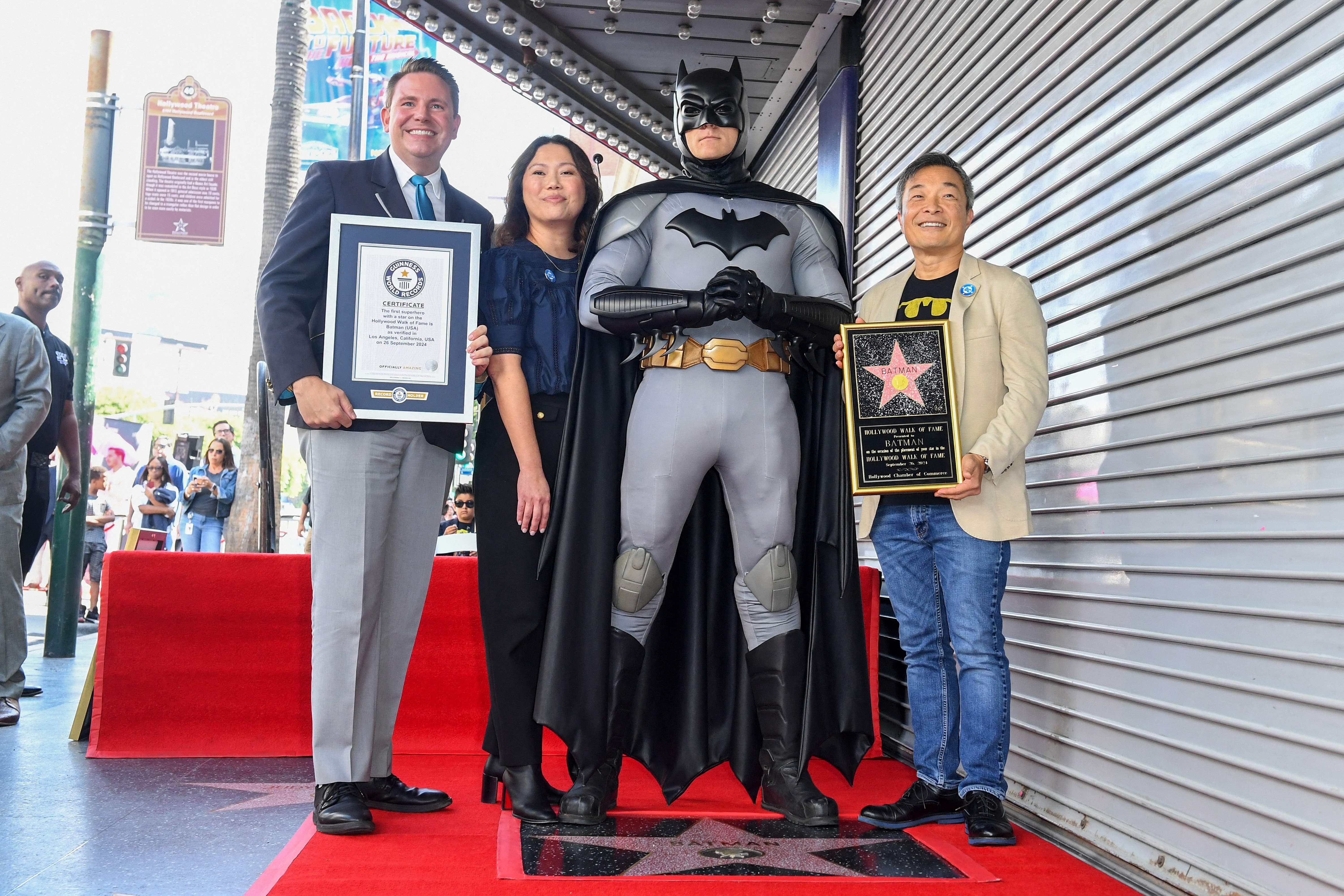 Batman recibió un Récord Guiness y su estrella al lado de Jim Lee (derecha), dibujante y presidente de DC Entertainment.