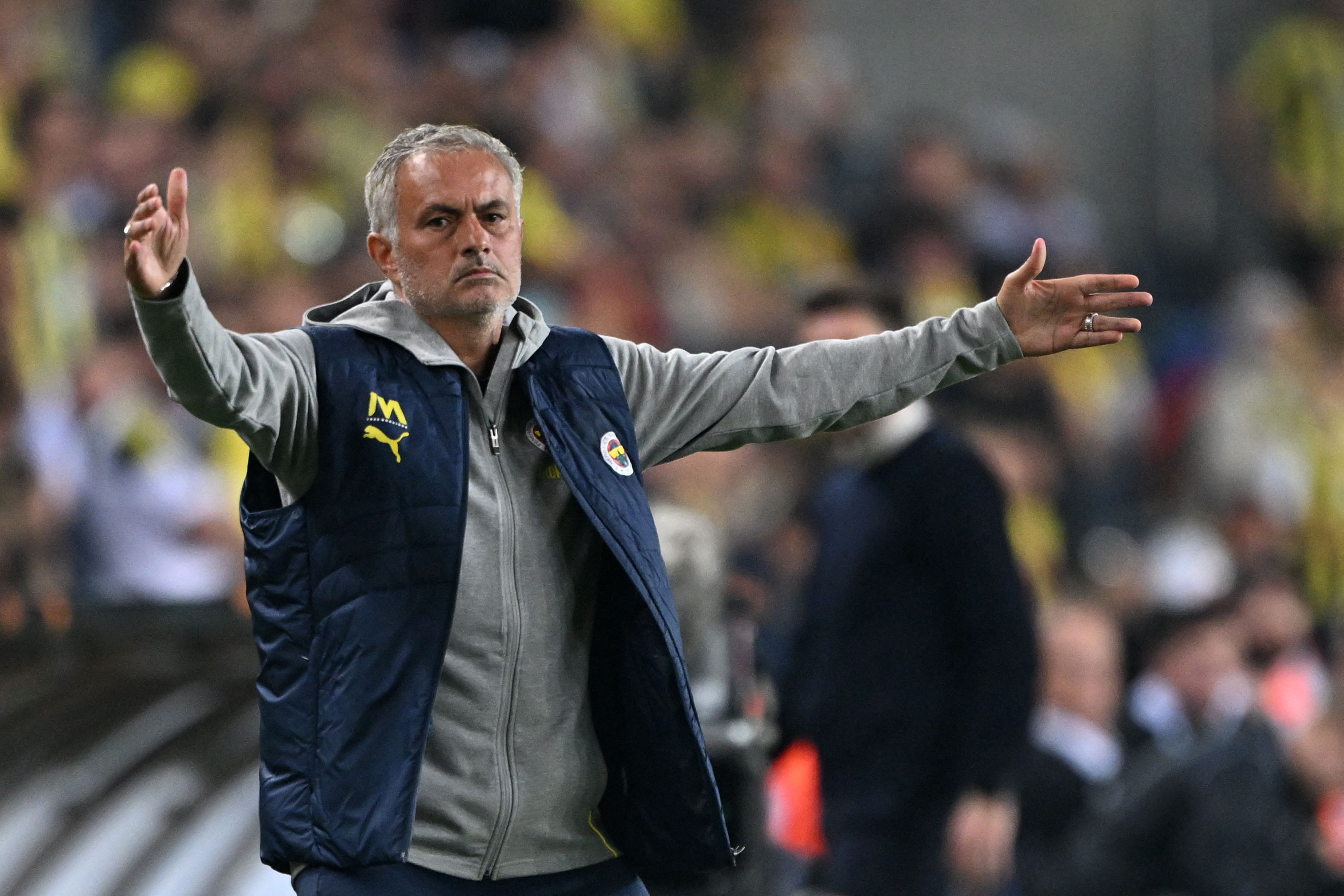 El entrenador portugués del Fenerbahce, José Mourinho, reacciona durante el partido de Fenerbahce SK y el Union Saint-Gilloise.