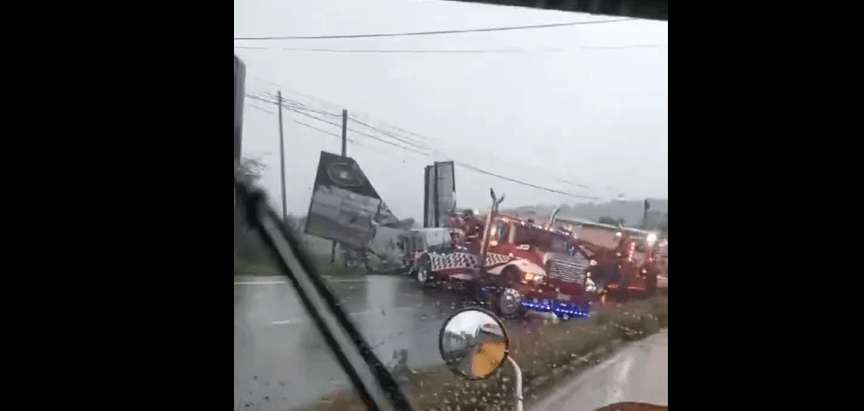 Camiones accidentados afectan el paso en ruta al Atlántico. (Foto Prensa Libre: Noticias del Atlántico)