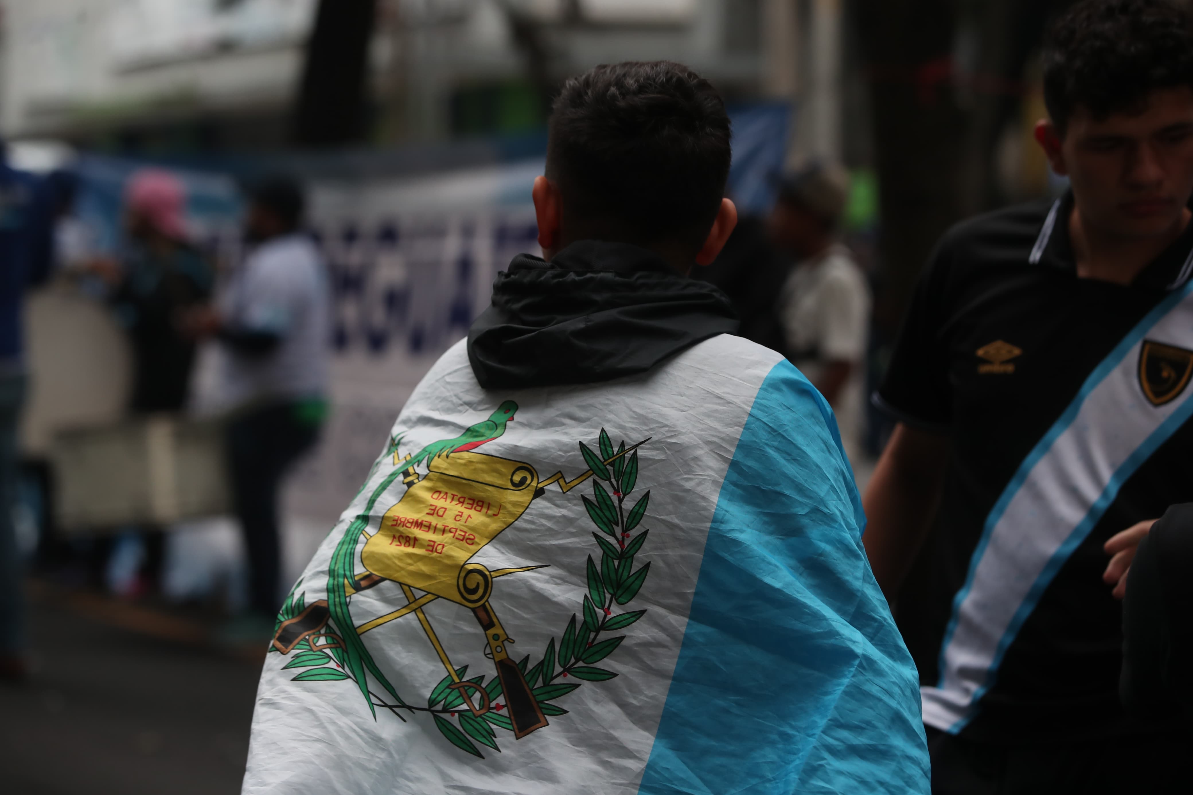 Seguidor de Guatemala luce una bandera nacional.'