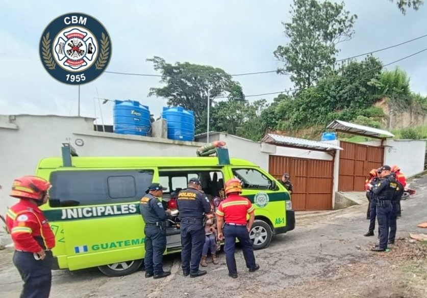 Los bomberos Municipales y Voluntarios atendieron varias emergencias por ataques armados  entre la noche del viernes 6 de septiembre y este sábado 7.  (Foto, Prensa Libre: Bomberos Municipales).