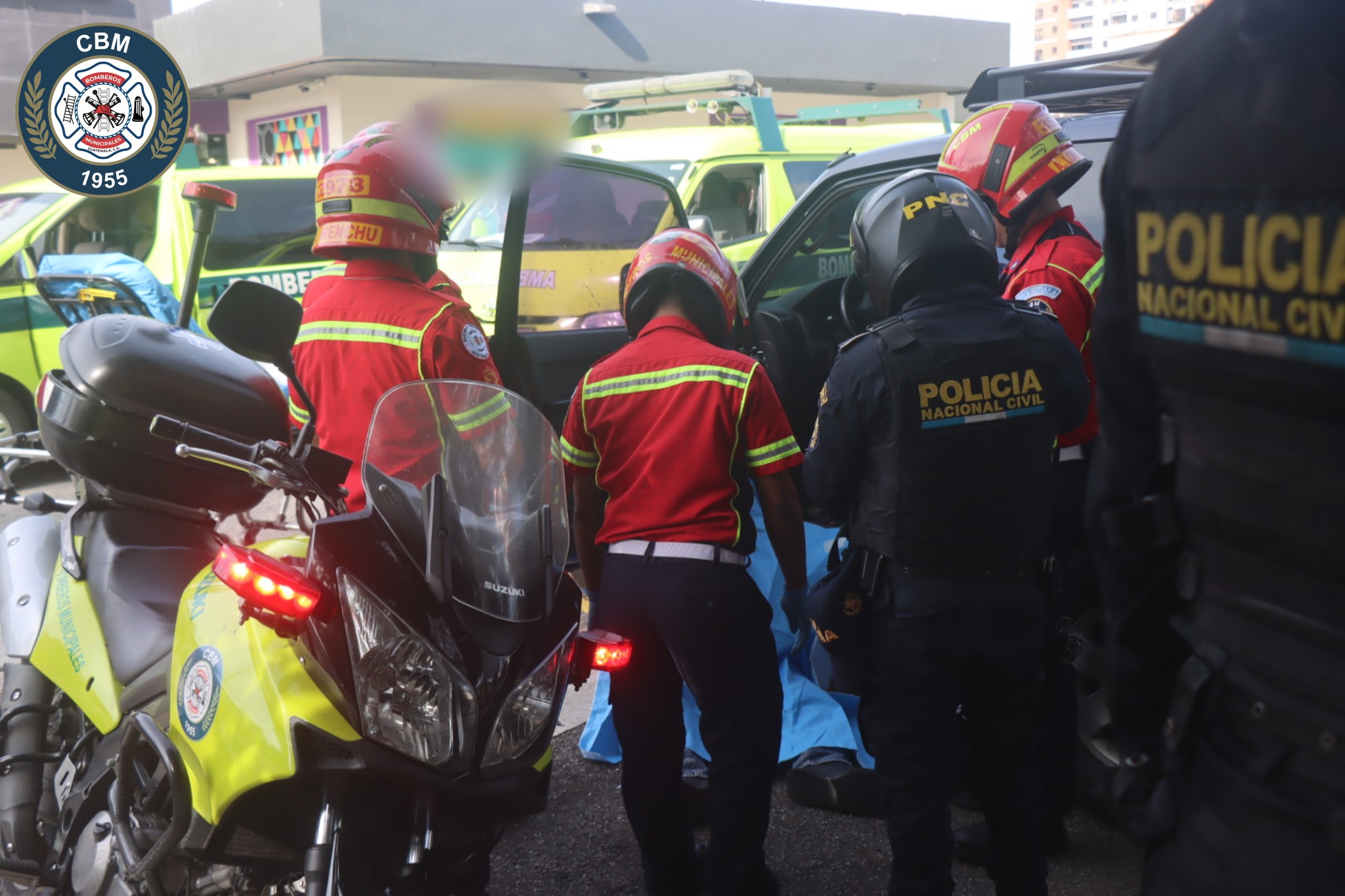 El cuerpo de un hombre quedó en un parqueo en la zona 11 luego de haber sido atacado a balazos.