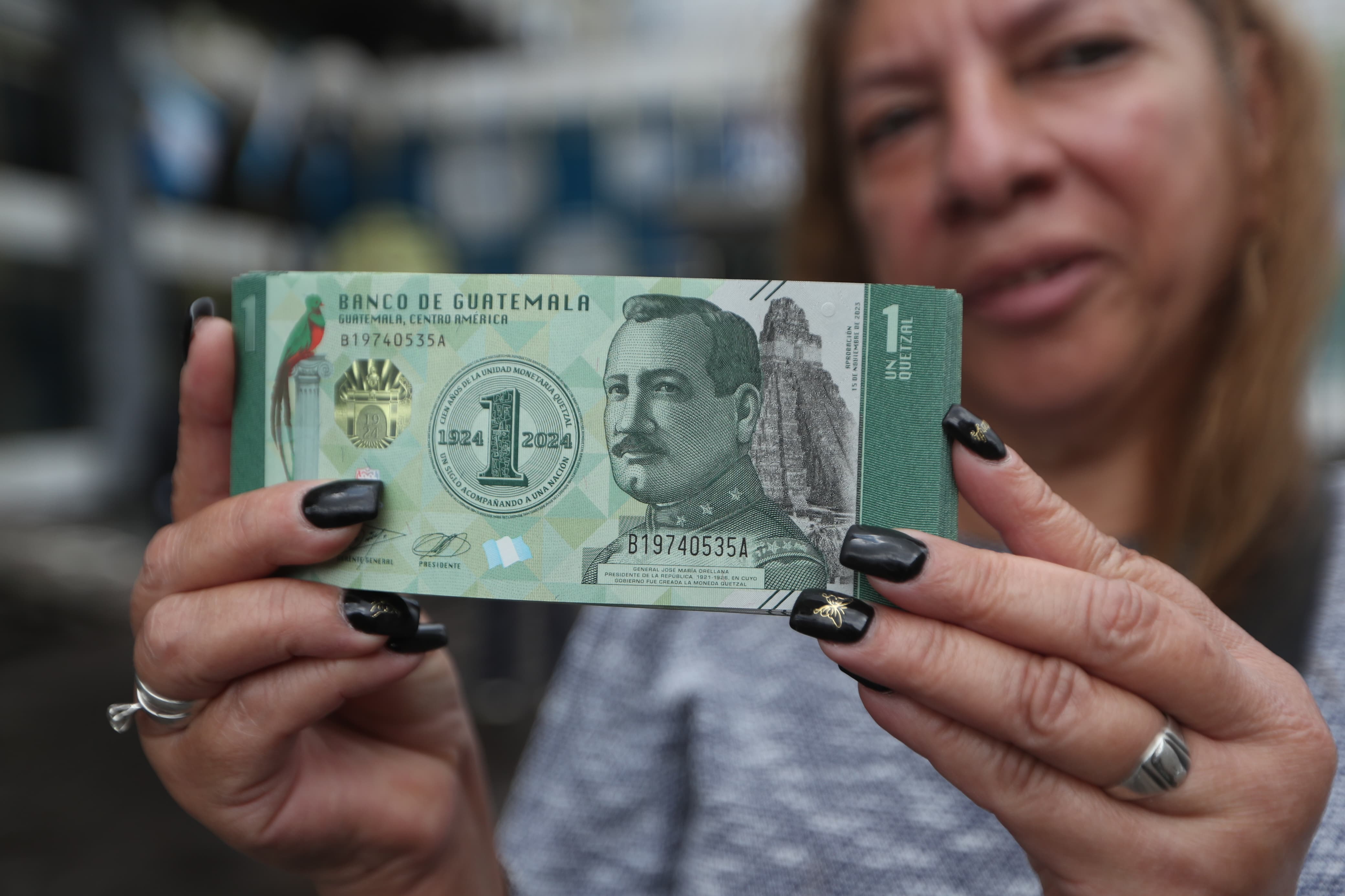 El billete conmemorativo de Q1 fue lanzado en Guatemala por los cien años de utilización de la moneda. (Foto Prensa Libre: E. García)