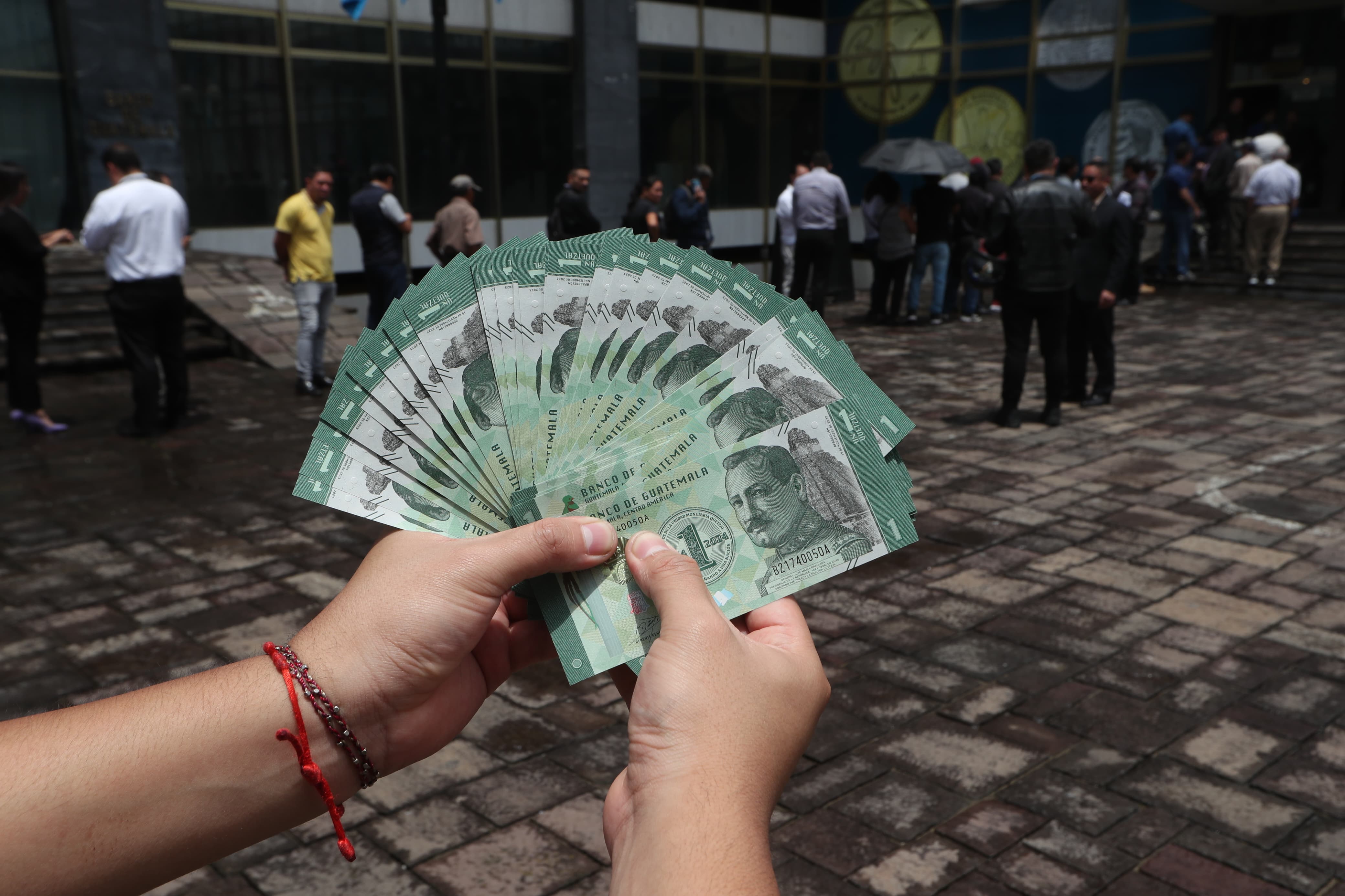 Billete conmemorativo de Q1 quetzal en Guatemala (2)