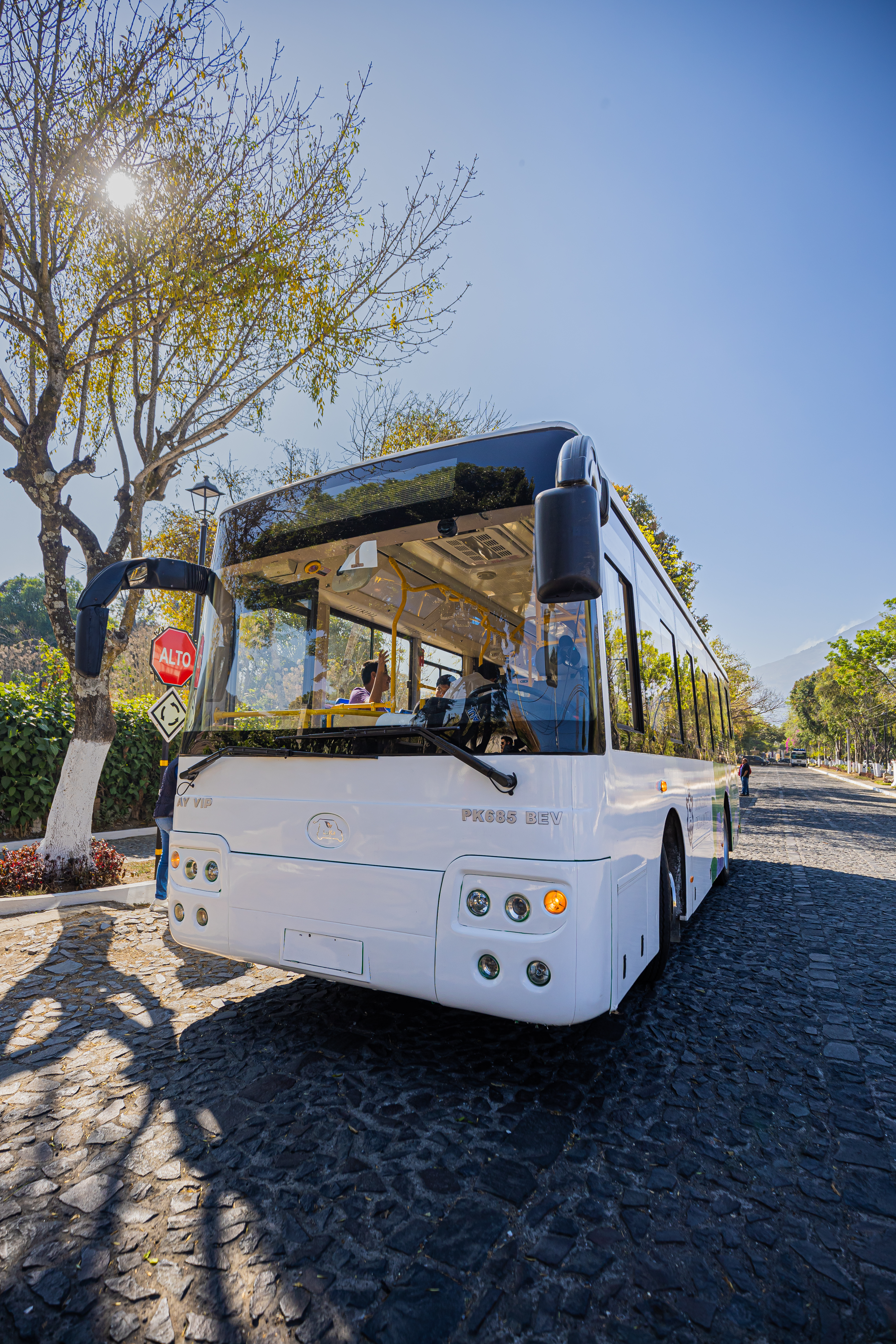 Parte frontal de un autobús eléctrico que parqueado en una calle de la Antigua Guatemala